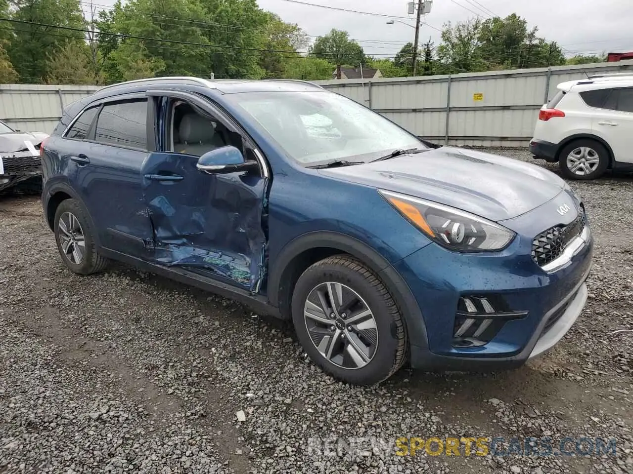 4 Photograph of a damaged car KNDCE3LC6N5528013 KIA NIRO 2022
