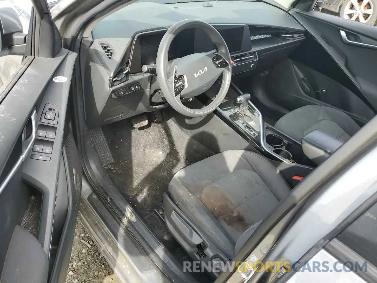8 Photograph of a damaged car KNDCP3LE6P5081925 KIA NIRO 2023