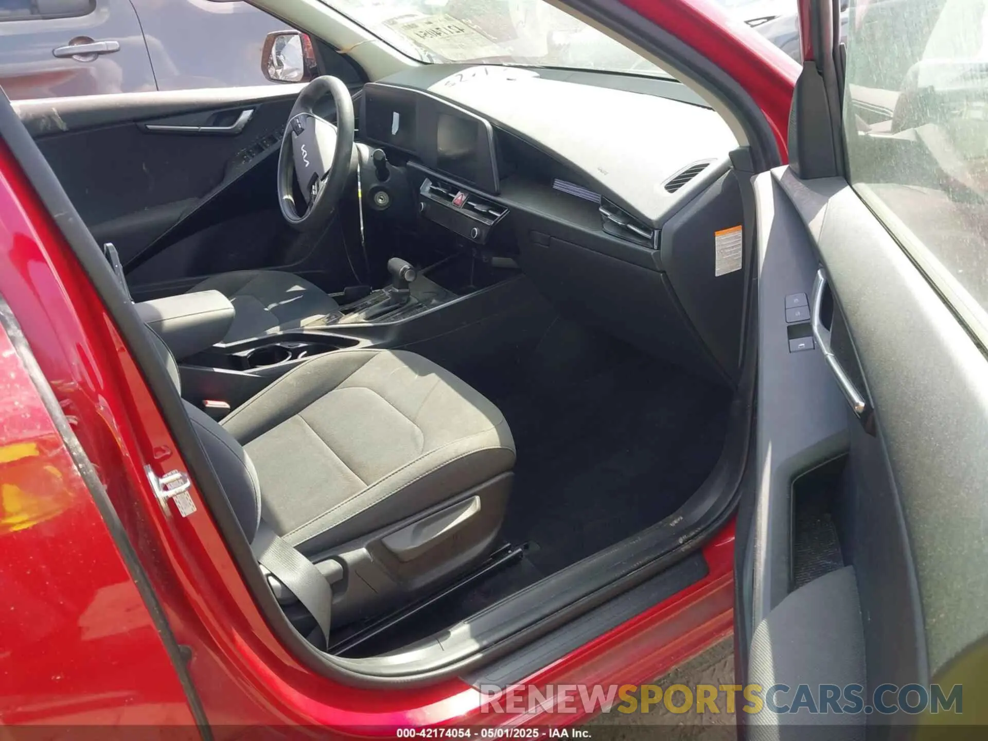 5 Photograph of a damaged car KNDCP3LE6P5094092 KIA NIRO 2023