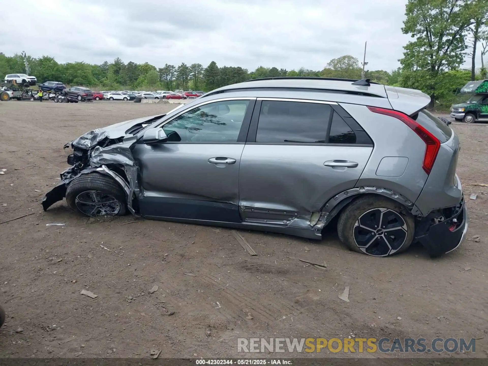14 Photograph of a damaged car KNDCR3LE6P5049146 KIA NIRO 2023