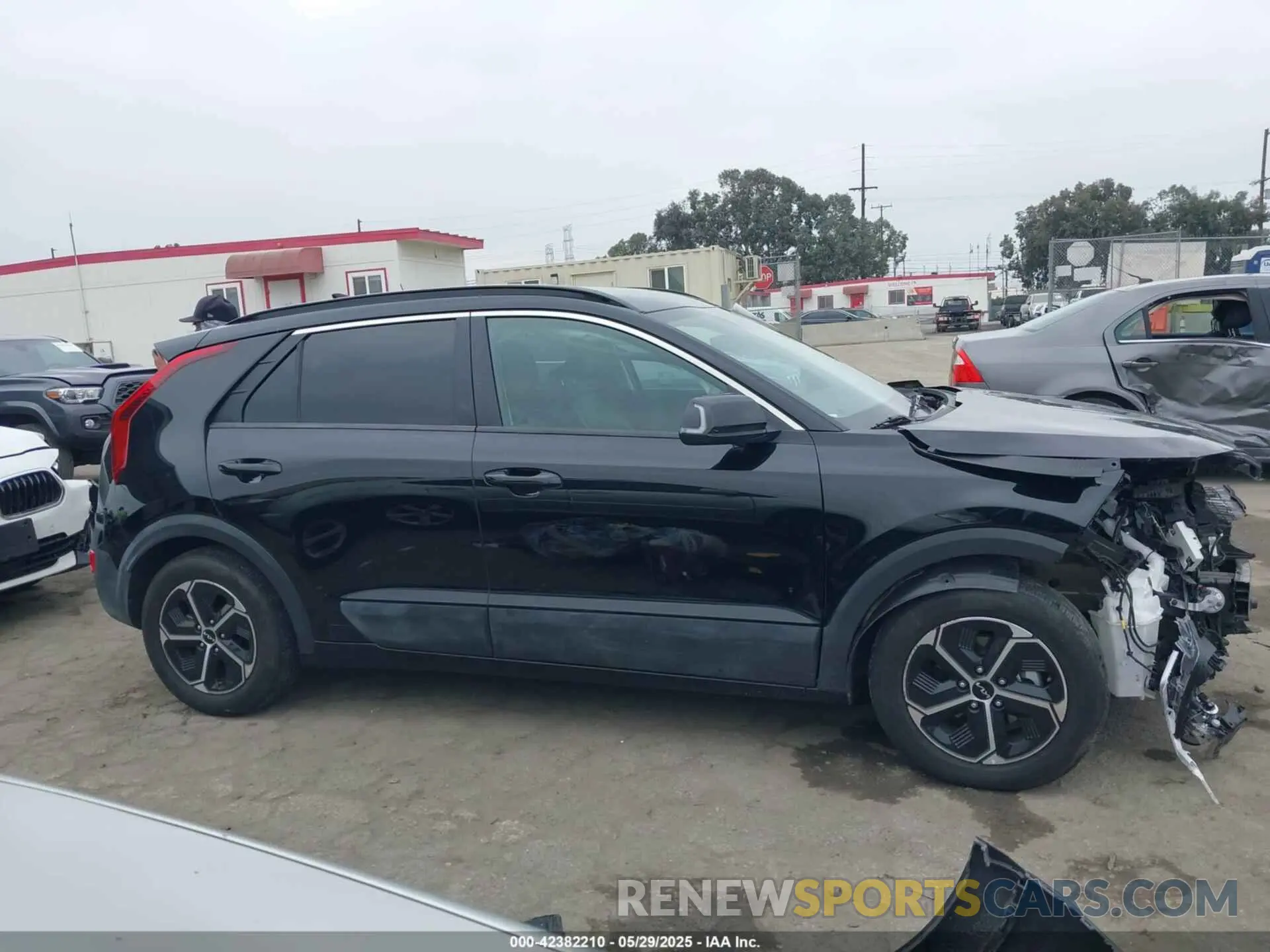 14 Photograph of a damaged car KNDCR3LE6P5050216 KIA NIRO 2023