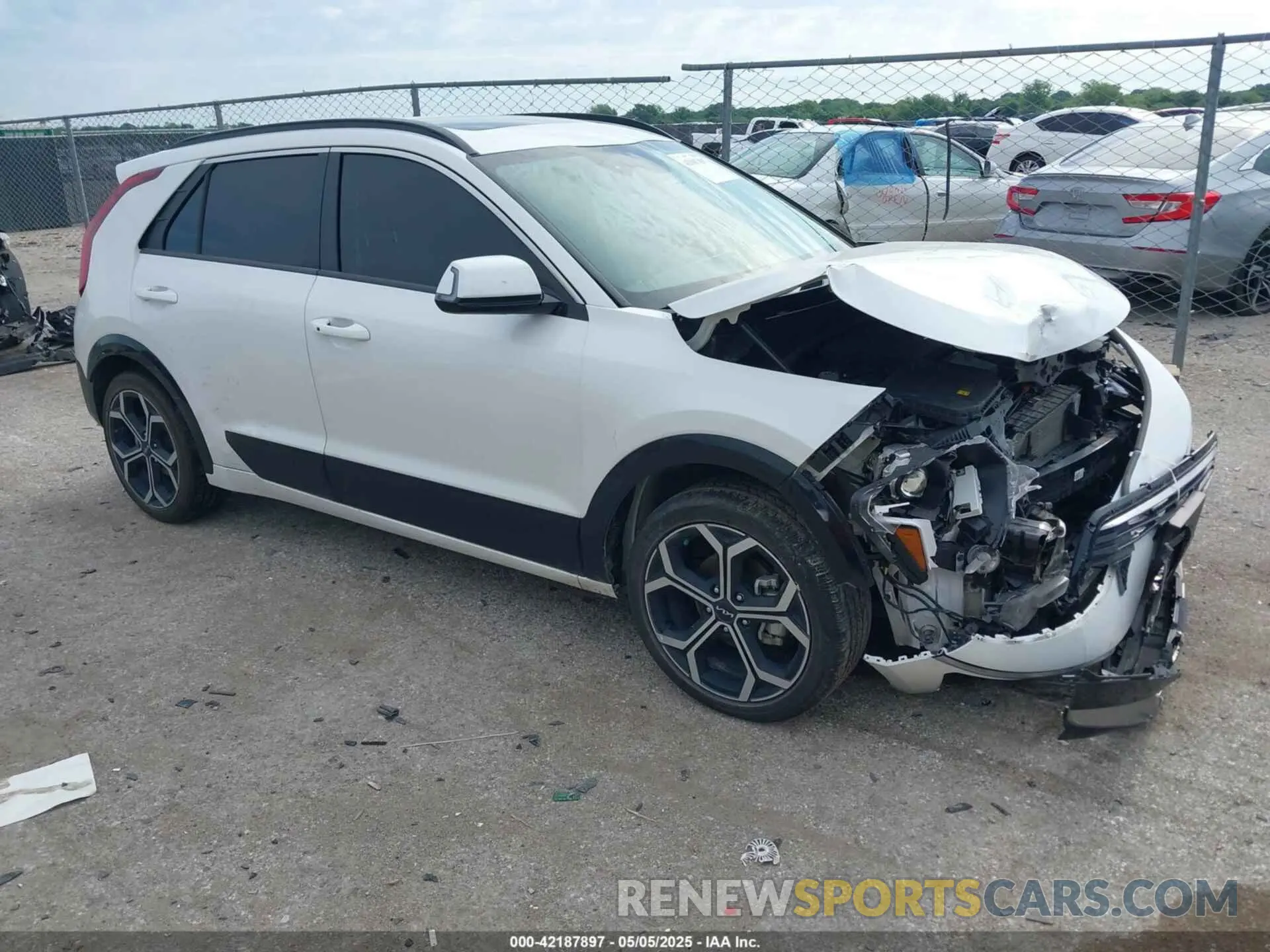 1 Photograph of a damaged car KNDCR3LE7P5060883 KIA NIRO 2023