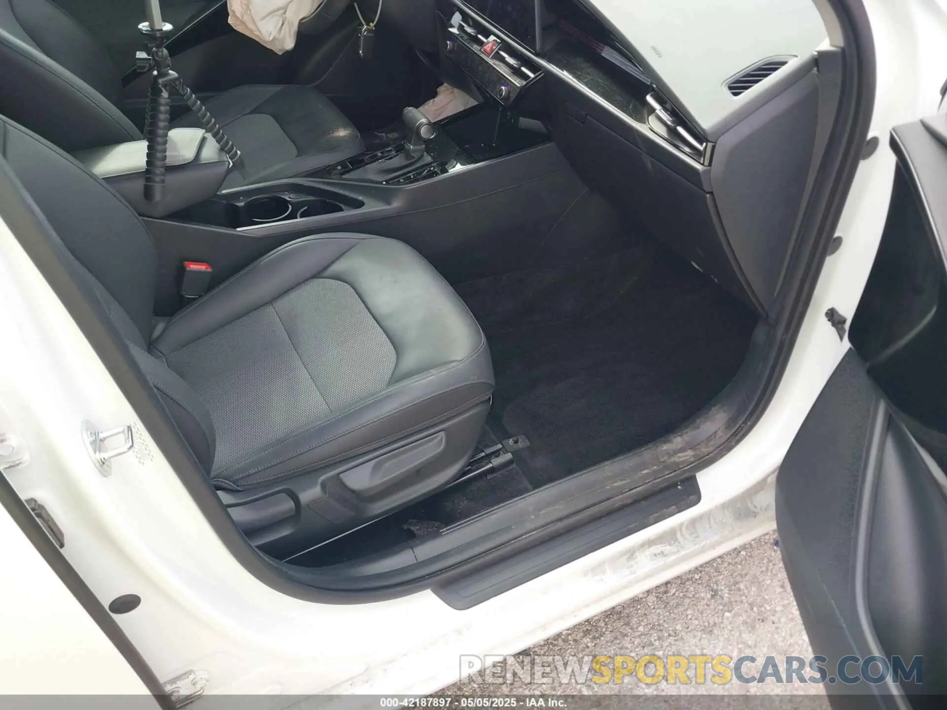 5 Photograph of a damaged car KNDCR3LE7P5060883 KIA NIRO 2023