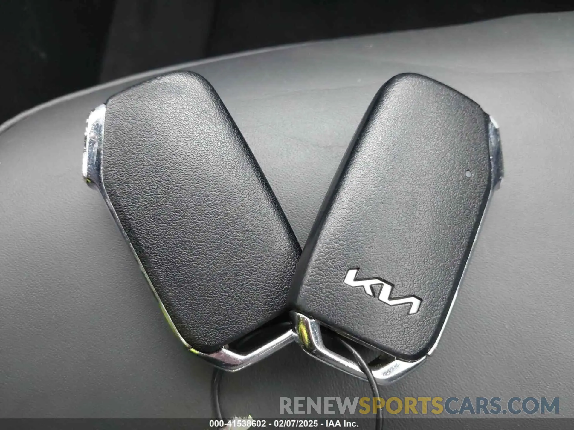 11 Photograph of a damaged car KNDCR3LE8P5040383 KIA NIRO 2023