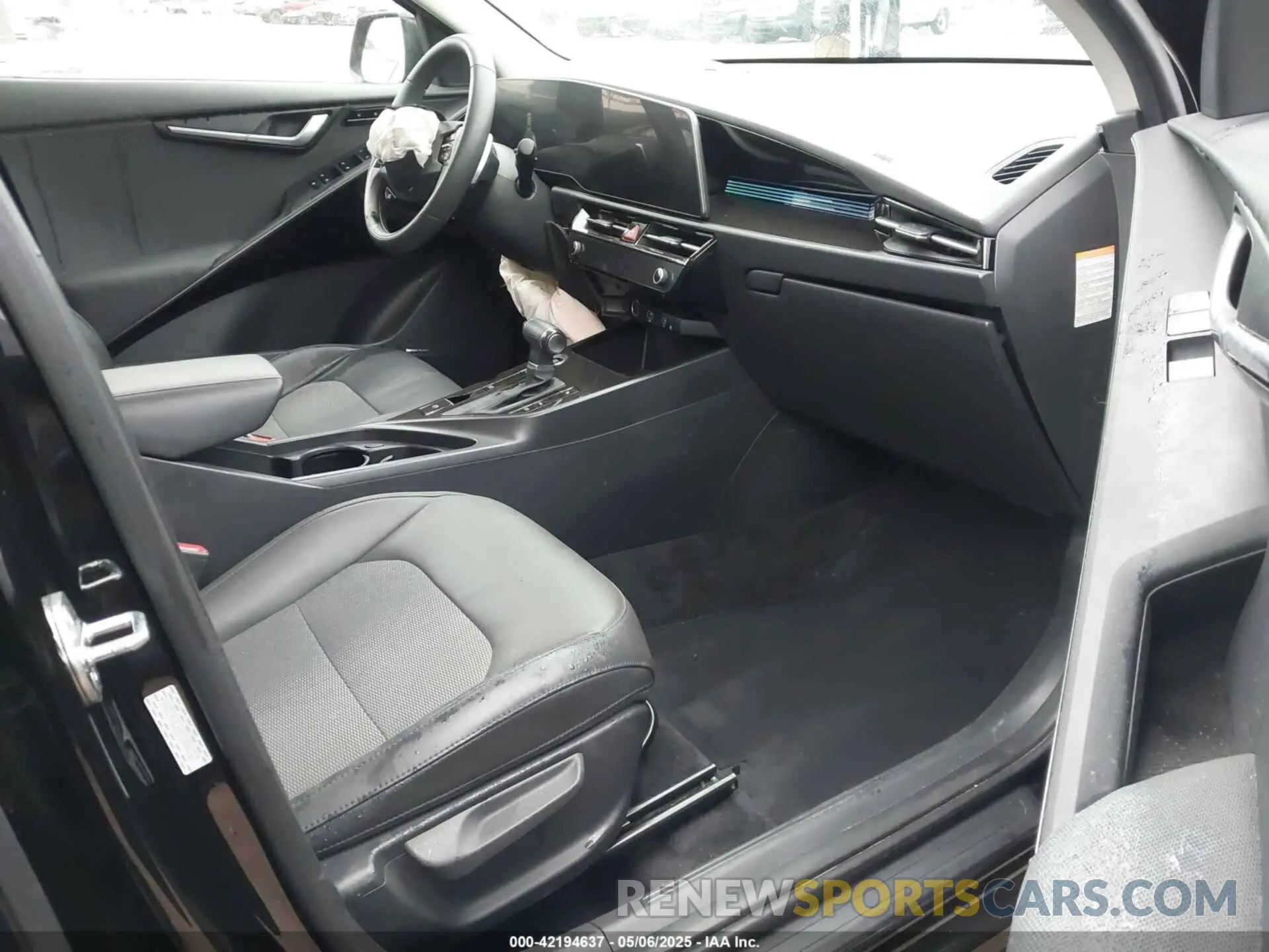 5 Photograph of a damaged car KNDCR3LE8P5086327 KIA NIRO 2023