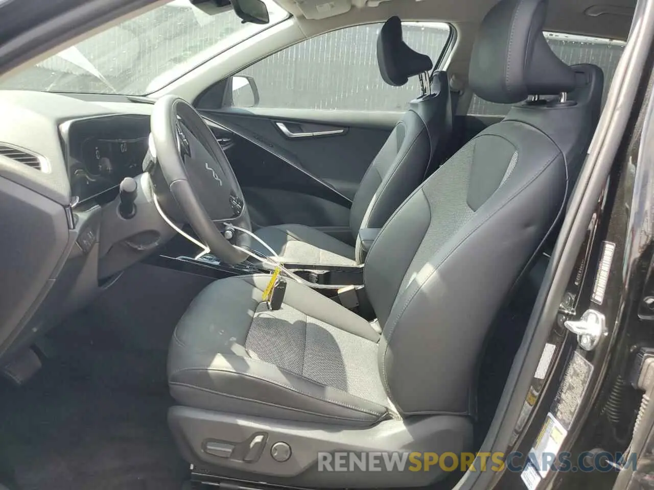 7 Photograph of a damaged car KNDCR3LE8P5112067 KIA NIRO 2023