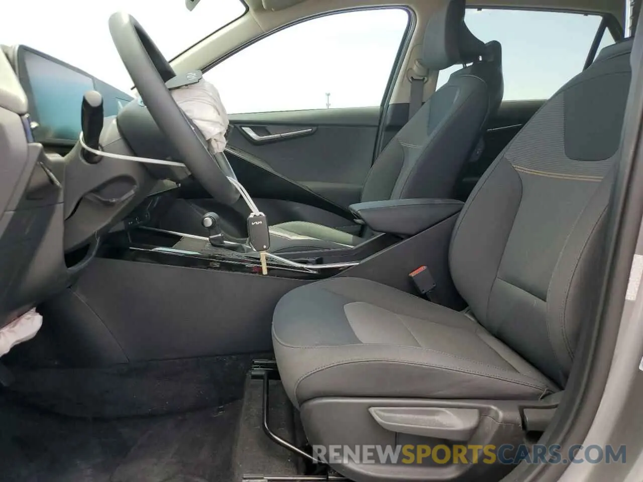 7 Photograph of a damaged car KNDCP3LE9R5121630 KIA NIRO 2024