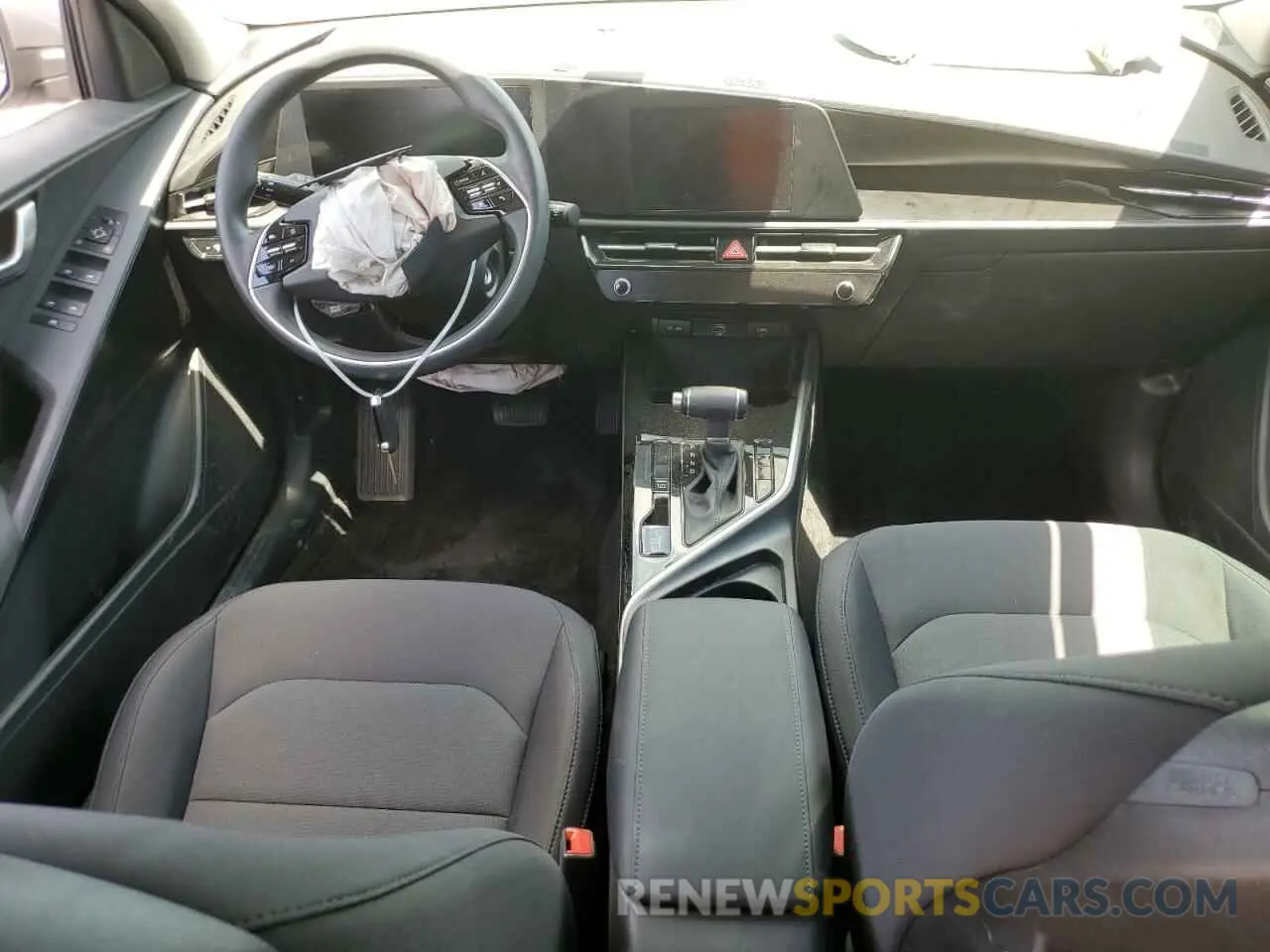 8 Photograph of a damaged car KNDCP3LE9R5121630 KIA NIRO 2024
