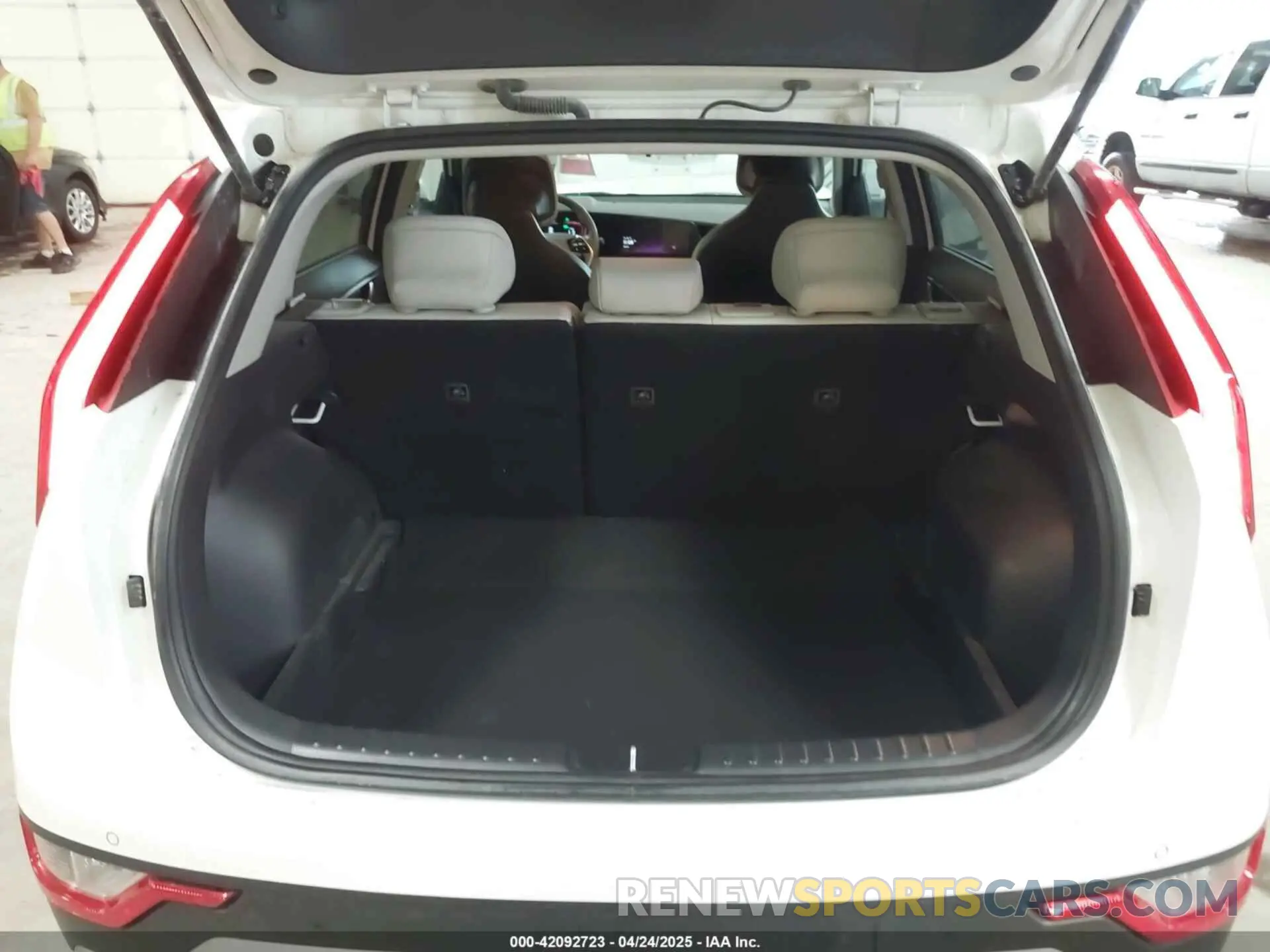16 Photograph of a damaged car KNDCR3LE0R5121073 KIA NIRO 2024