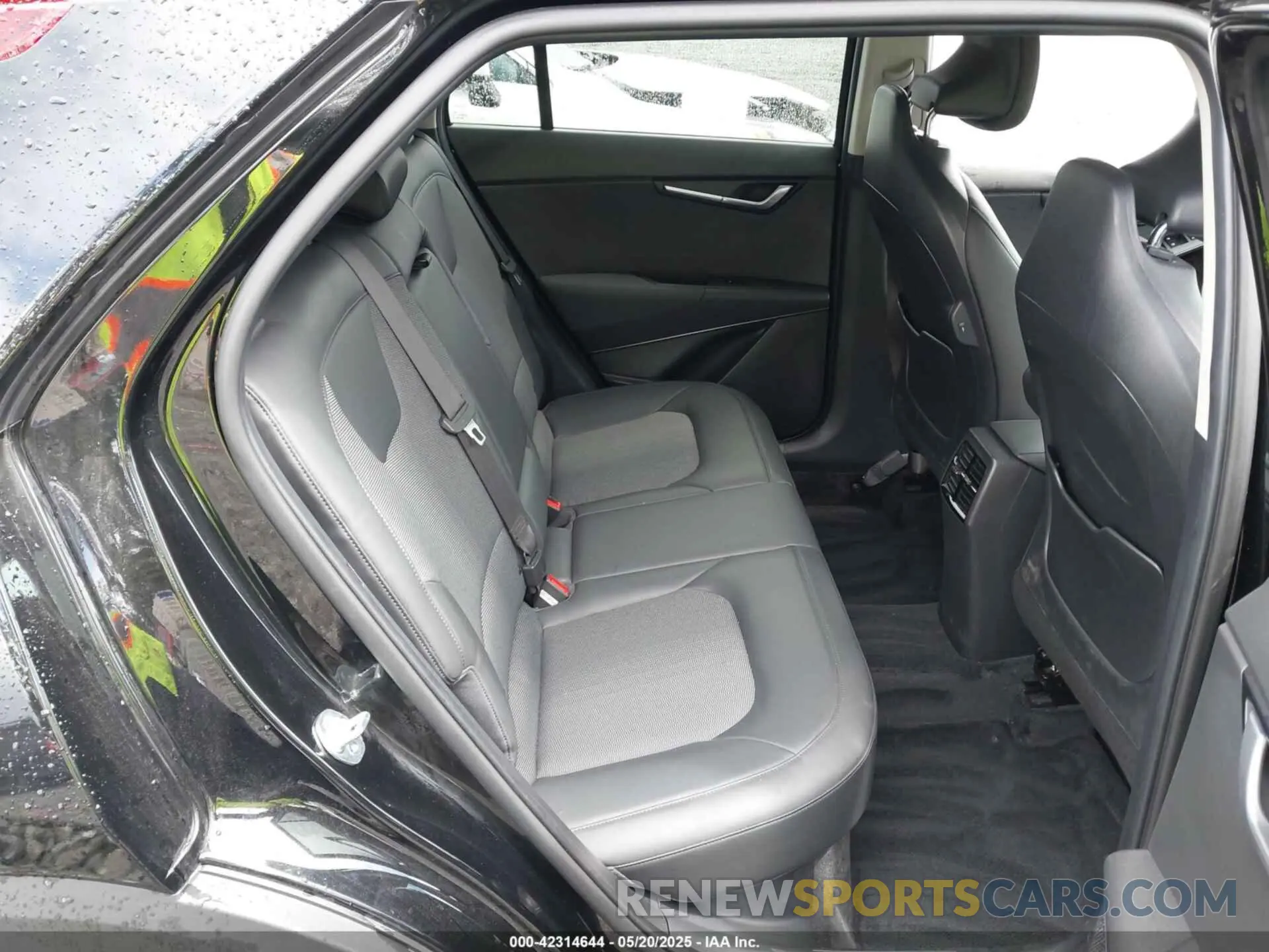 8 Photograph of a damaged car KNDCR3LE0R5144708 KIA NIRO 2024