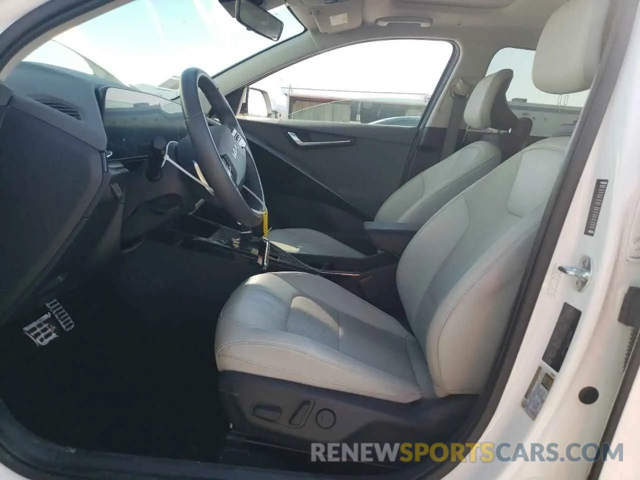 7 Photograph of a damaged car KNDCR3LE2R5138683 KIA NIRO 2024