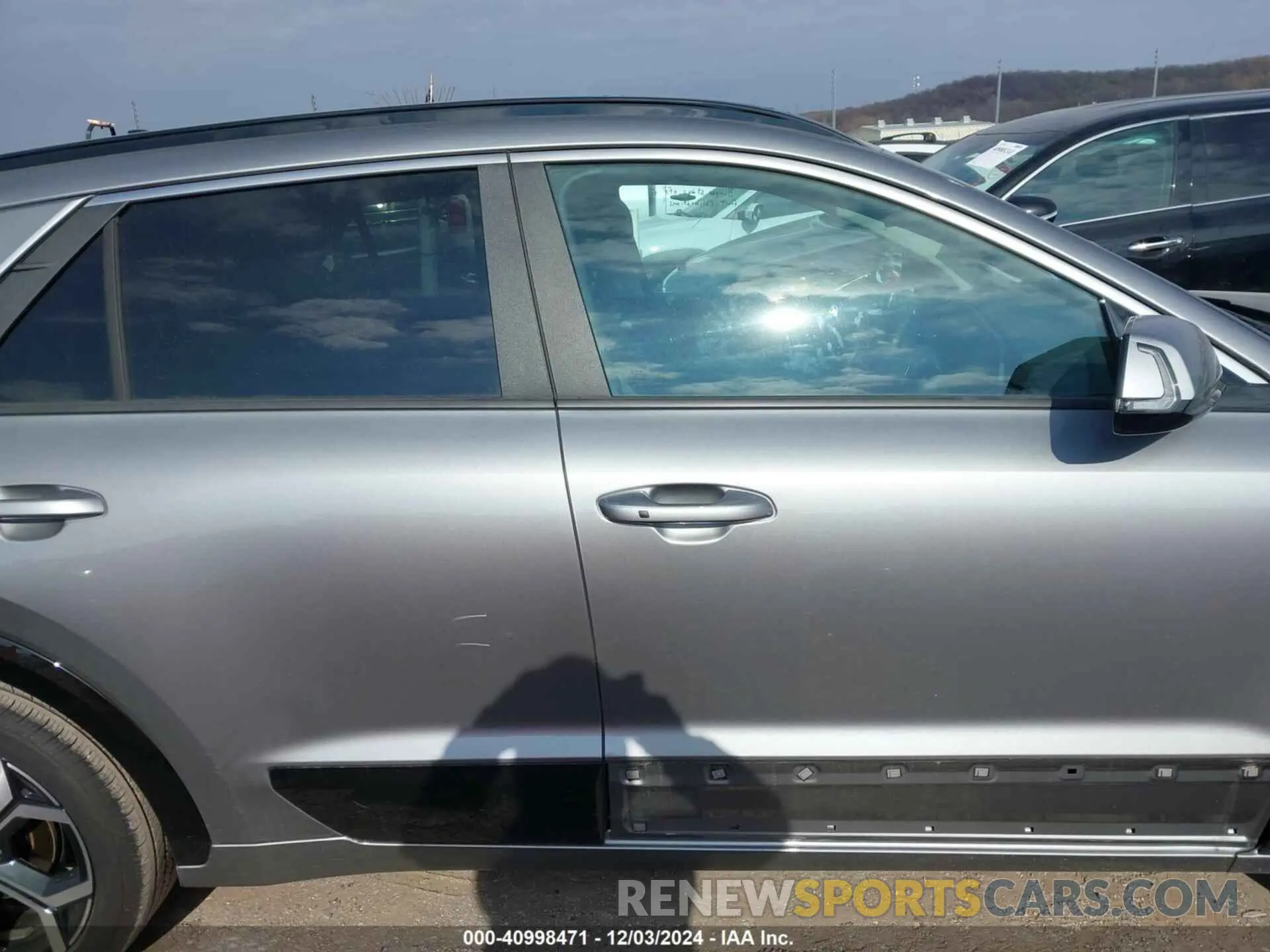 14 Photograph of a damaged car KNDCR3LE2R5173868 KIA NIRO 2024