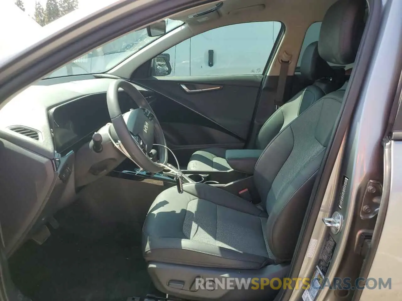 7 Photograph of a damaged car KNDCR3LE3R5125358 KIA NIRO 2024