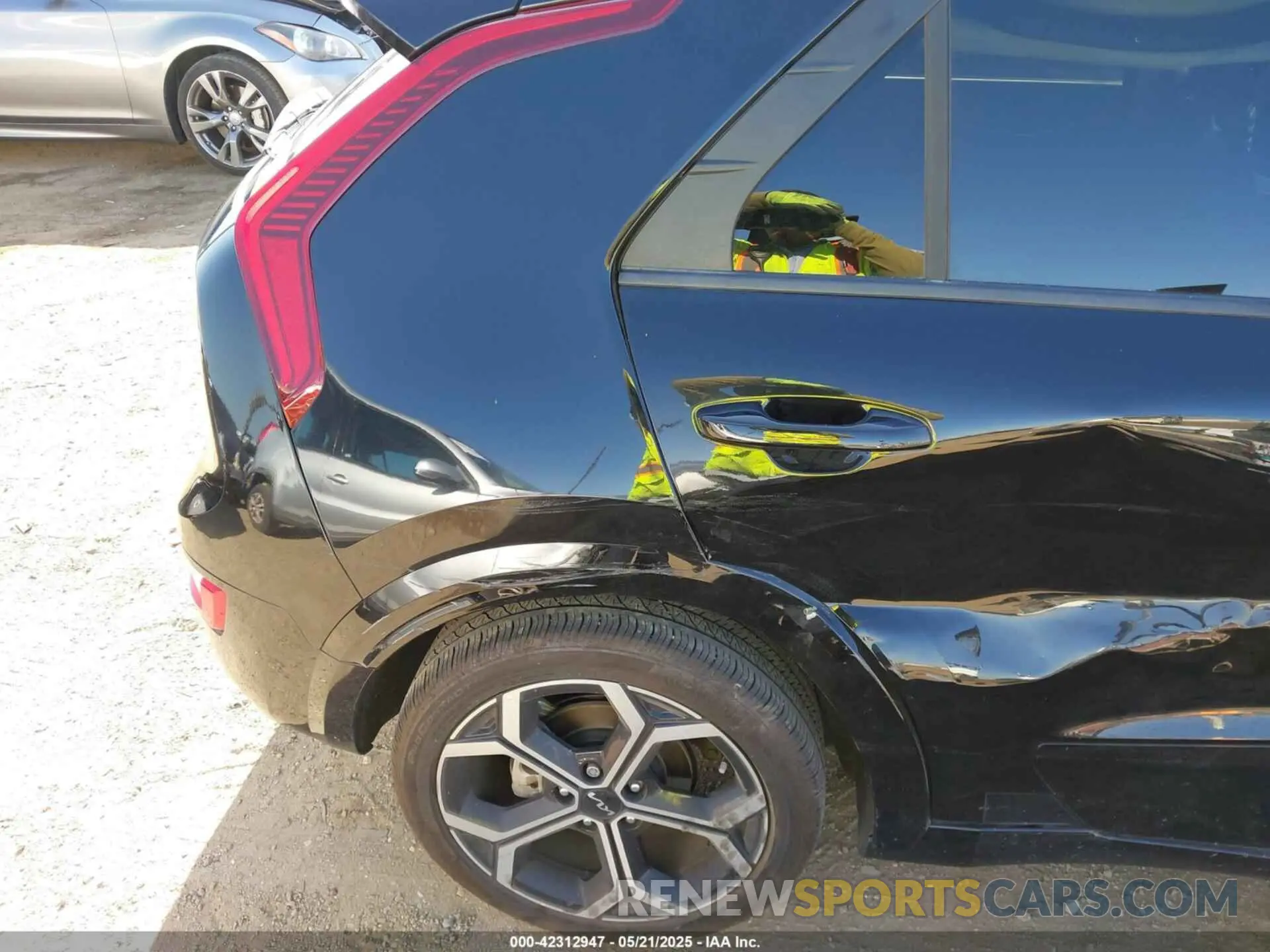 18 Photograph of a damaged car KNDCR3LE3R5152124 KIA NIRO 2024