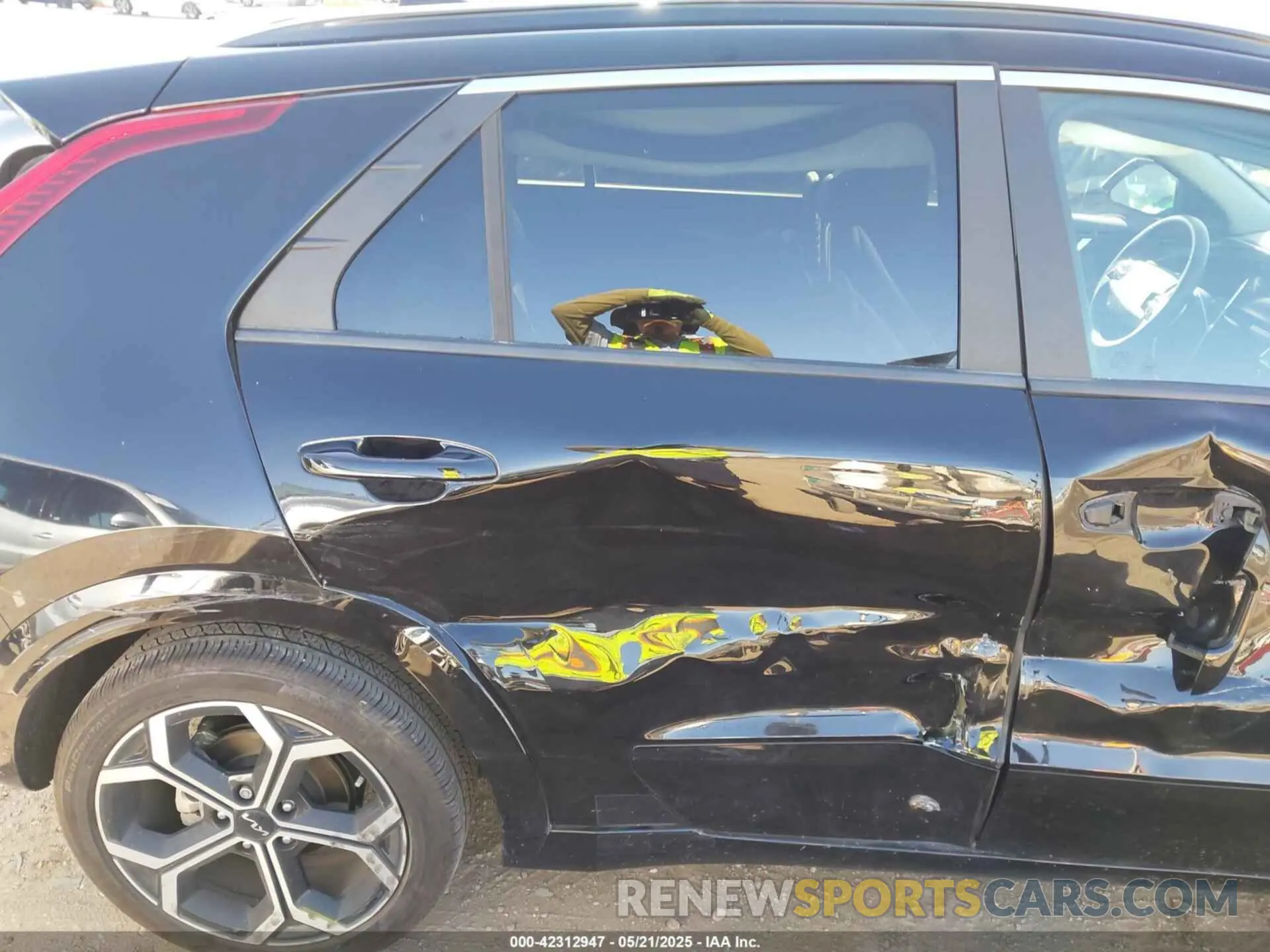 6 Photograph of a damaged car KNDCR3LE3R5152124 KIA NIRO 2024