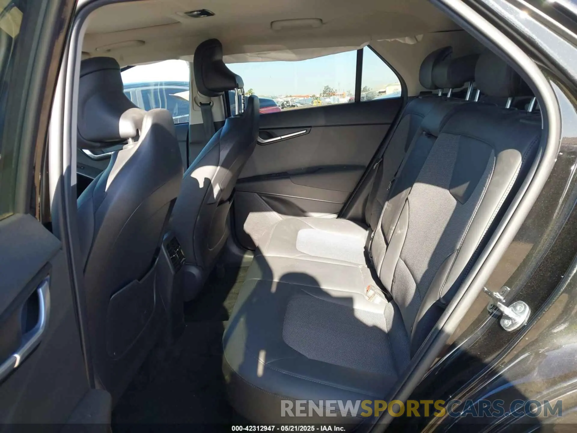8 Photograph of a damaged car KNDCR3LE3R5152124 KIA NIRO 2024