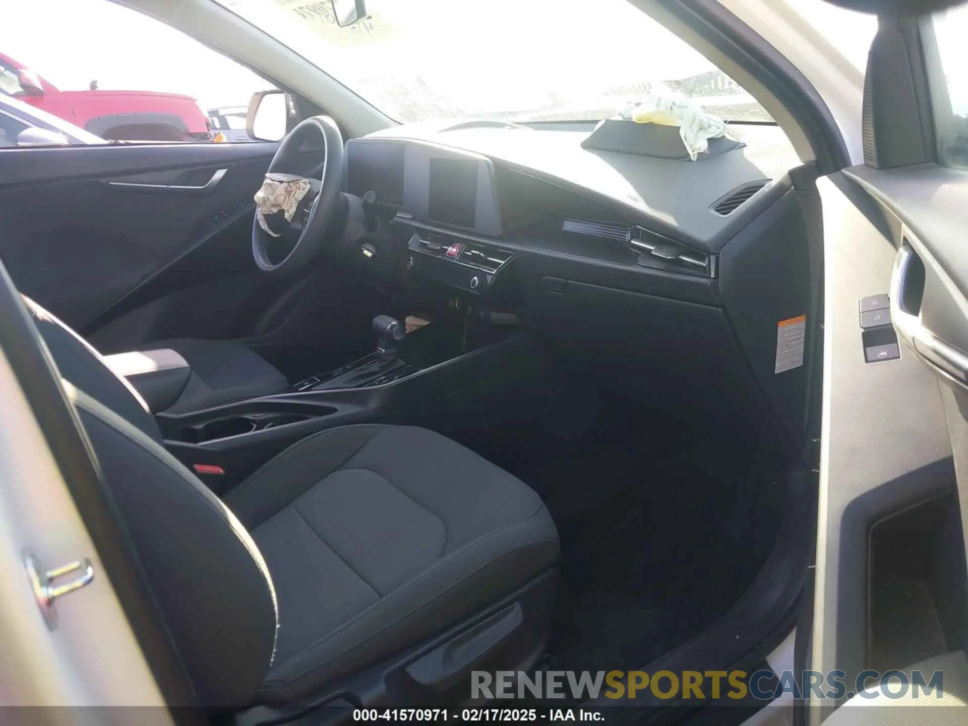 5 Photograph of a damaged car KNDCP3LE6S5218628 KIA NIRO 2025
