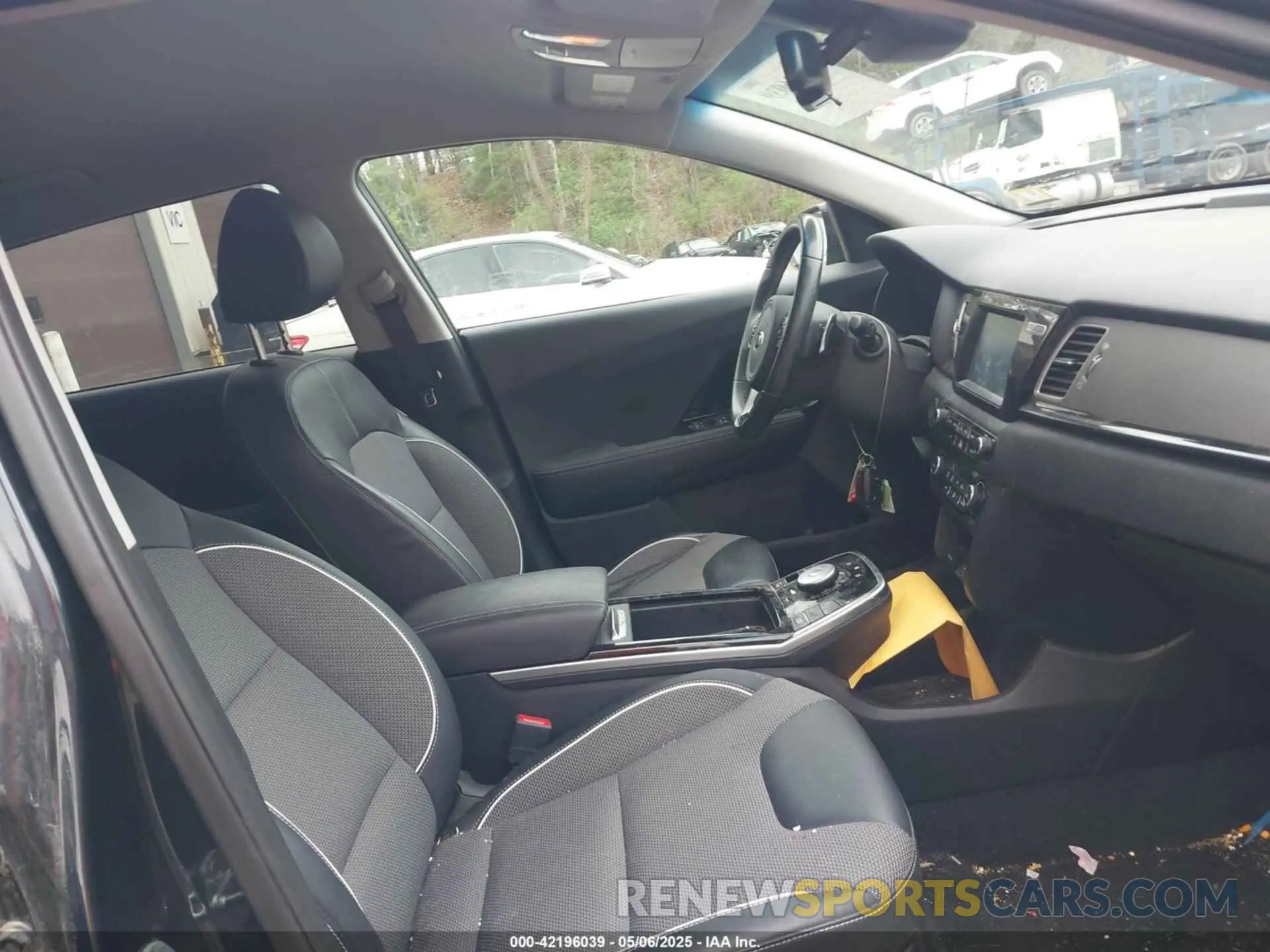 5 Photograph of a damaged car KNDCC3LG5K5020989 KIA NIRO EV 2019