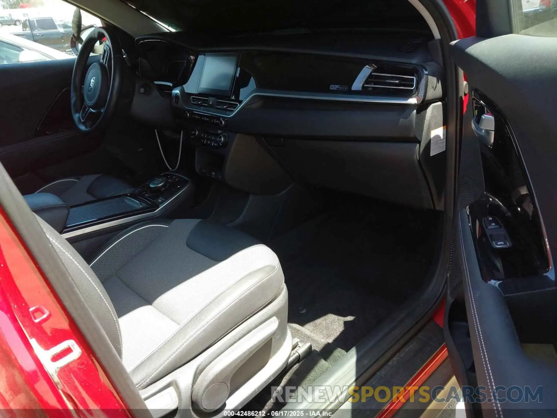 5 Photograph of a damaged car KNDCC3LG0L5081085 KIA NIRO EV 2020