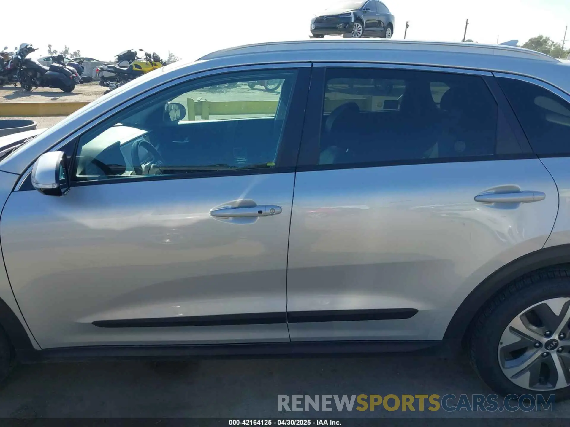 14 Photograph of a damaged car KNDCE3LG1L5071000 KIA NIRO EV 2020
