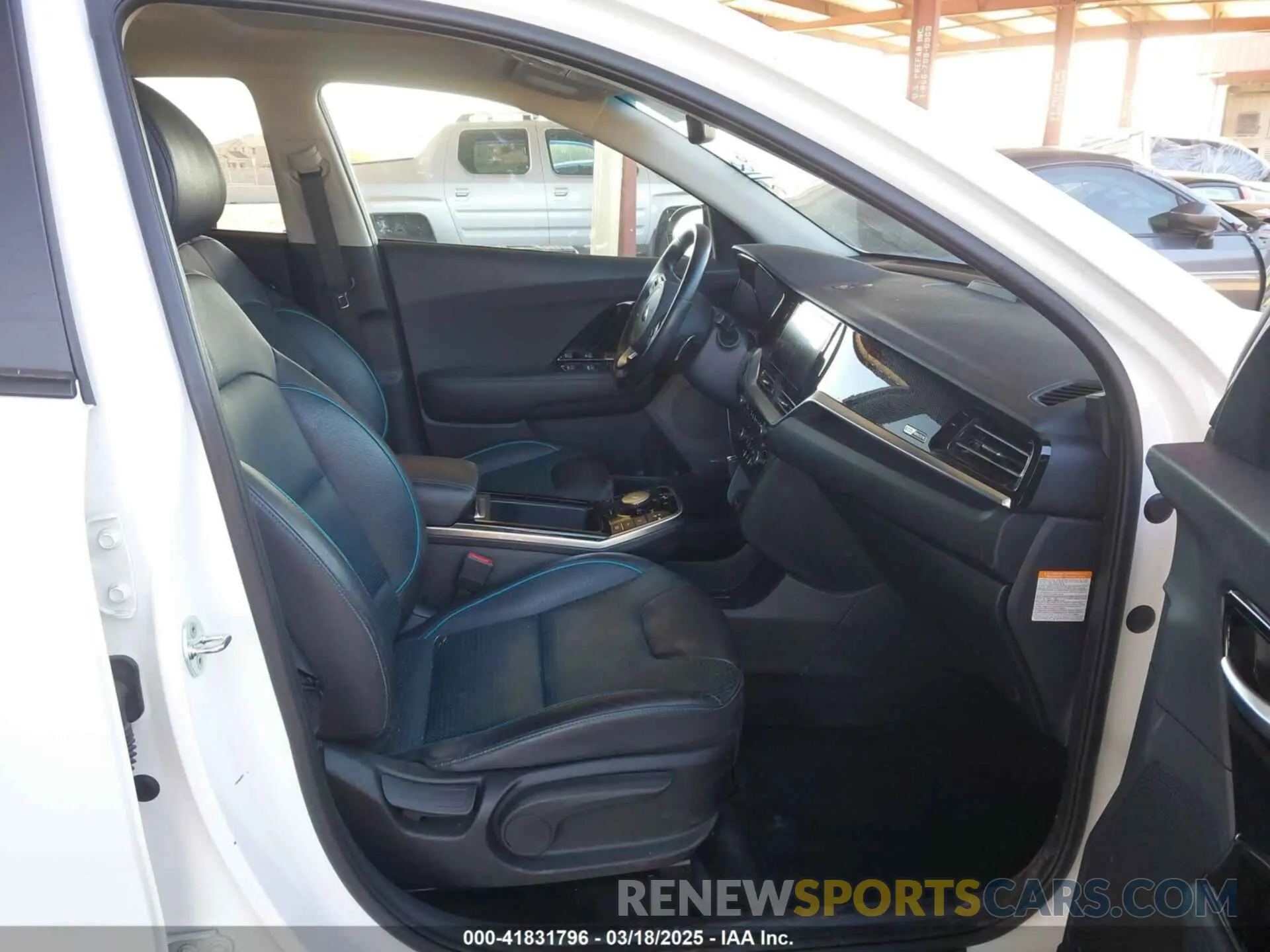 5 Photograph of a damaged car KNDCE3LG2L5072673 KIA NIRO EV 2020