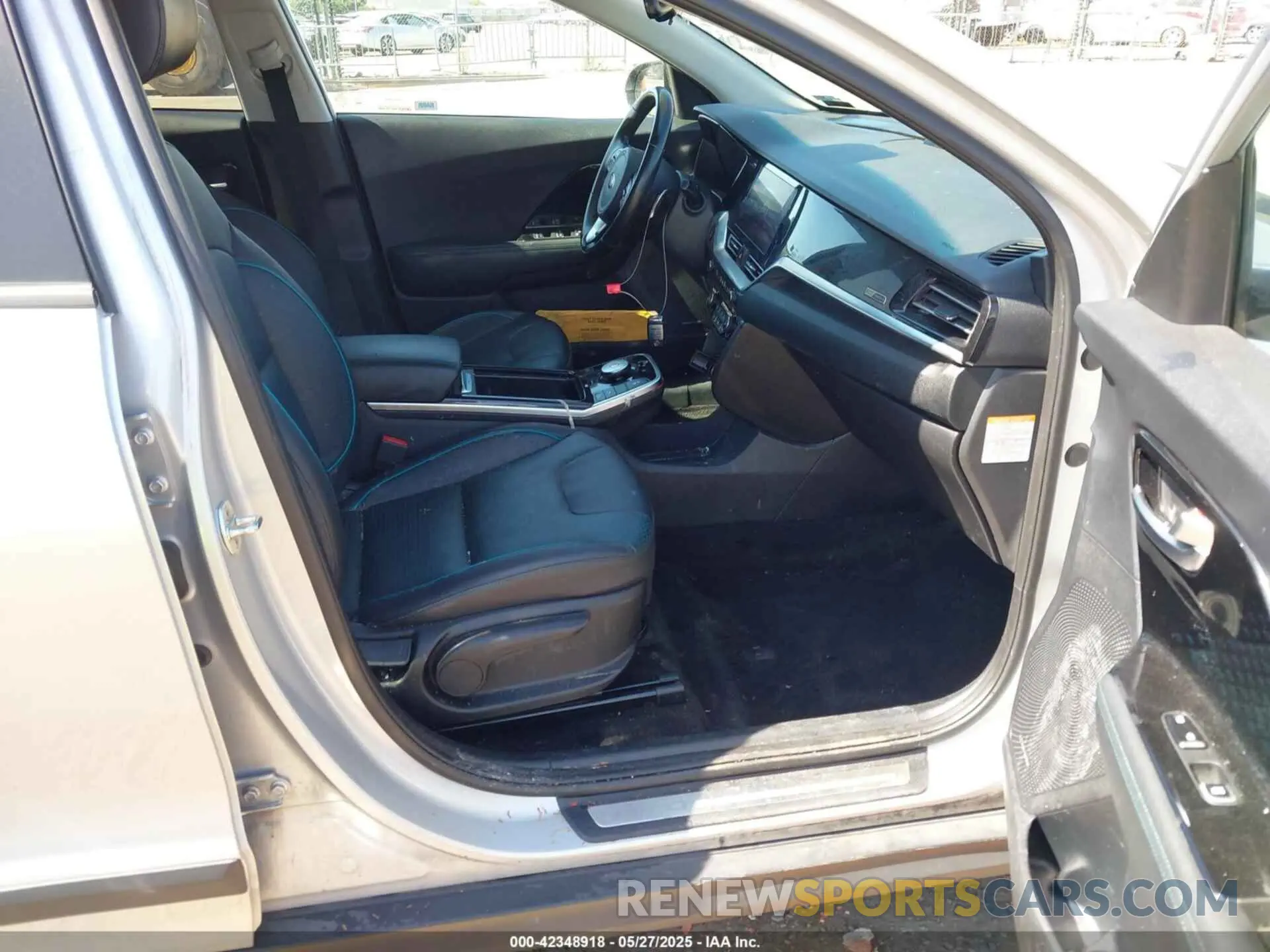 5 Photograph of a damaged car KNDCE3LG8L5048717 KIA NIRO EV 2020