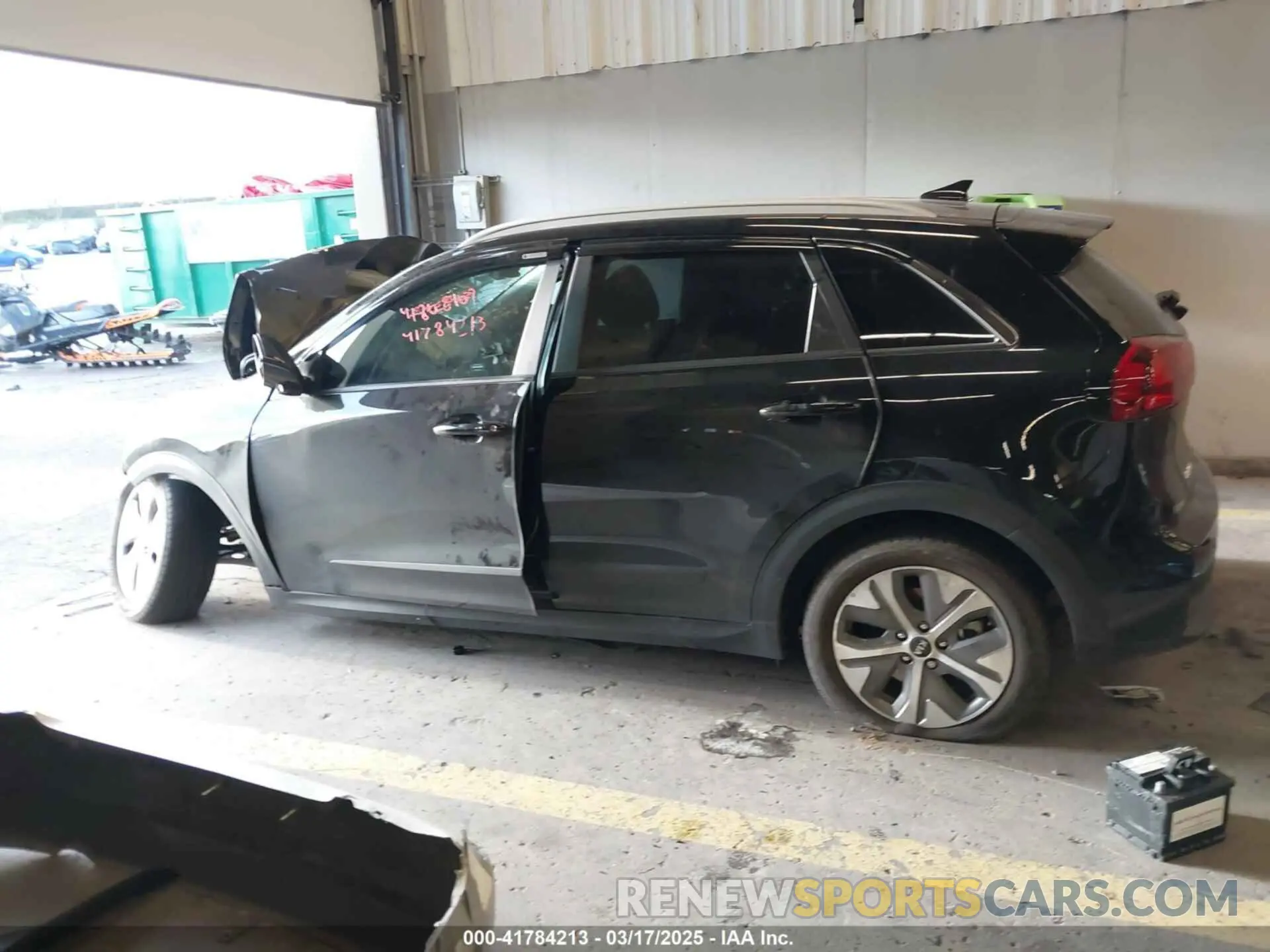 14 Photograph of a damaged car KNDCC3LG7M5098807 KIA NIRO EV 2021