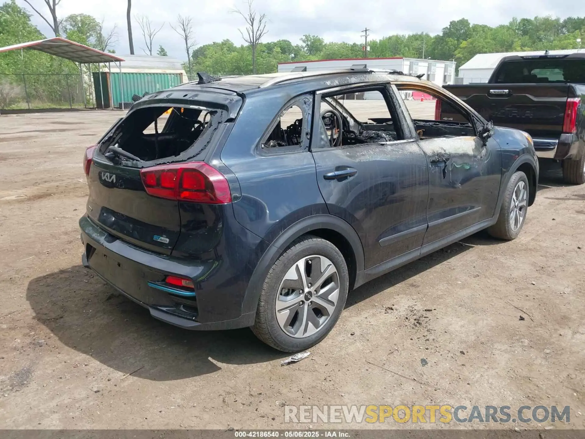 4 Photograph of a damaged car KNDCC3LG0N5132149 KIA NIRO EV 2022