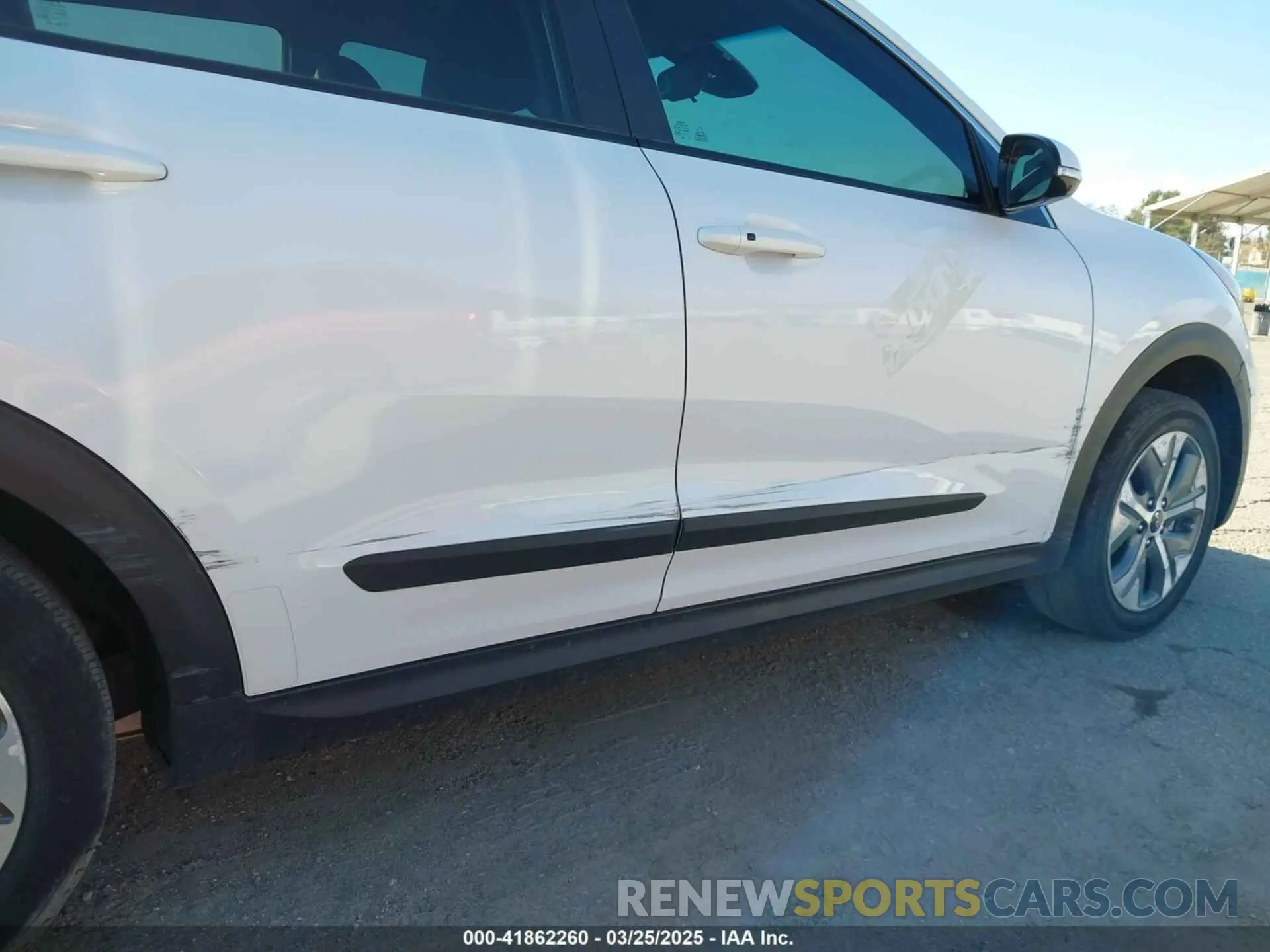 19 Photograph of a damaged car KNDCC3LG1N5160736 KIA NIRO EV 2022