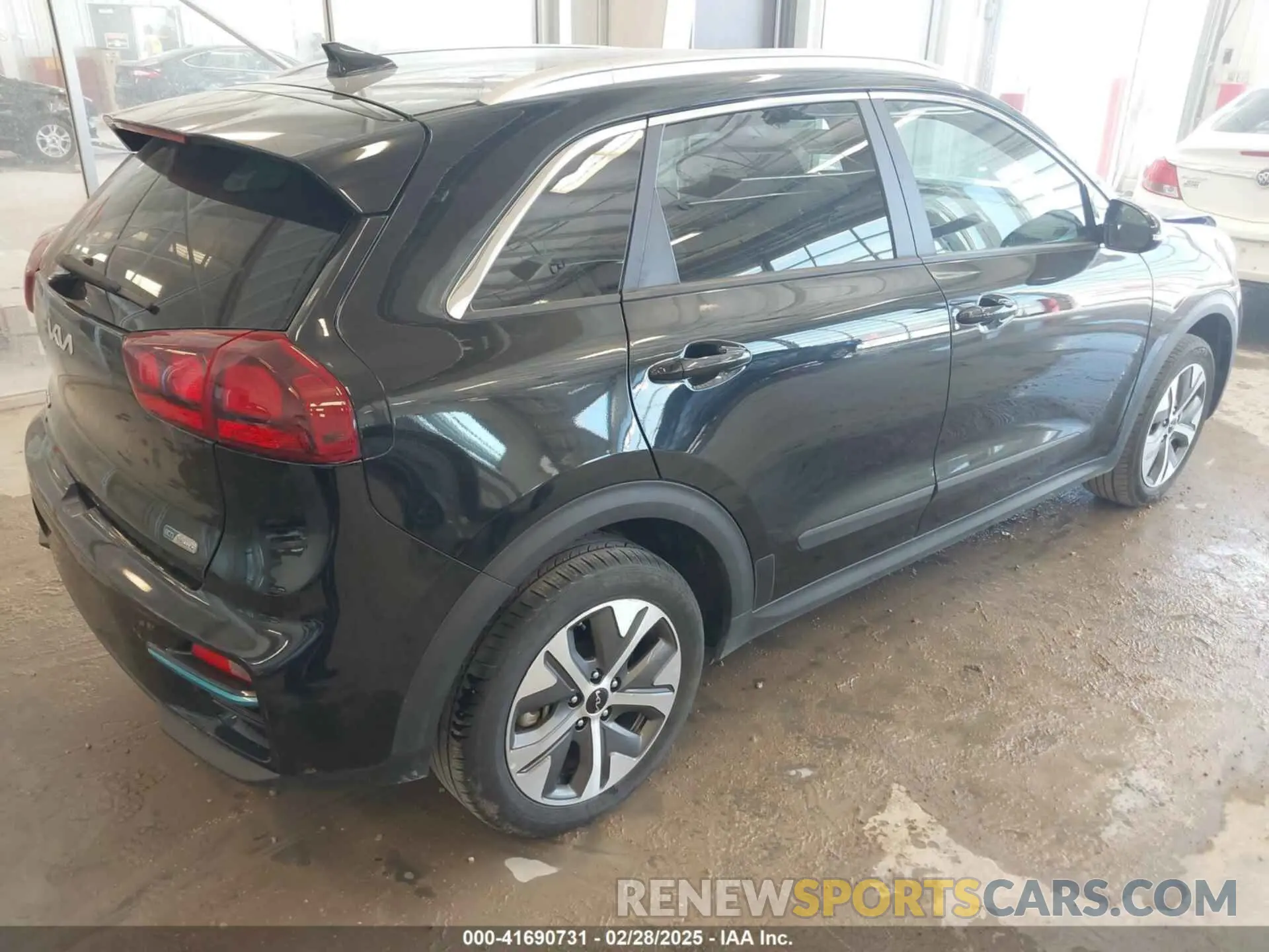 4 Photograph of a damaged car KNDCC3LG3N5116754 KIA NIRO EV 2022