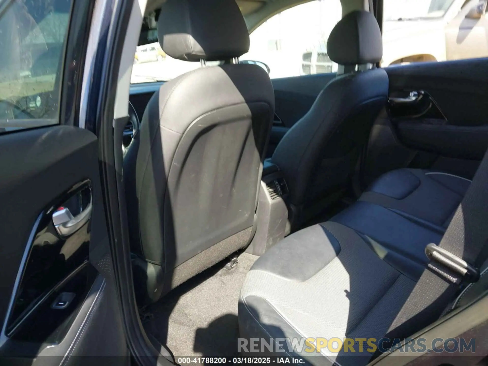 8 Photograph of a damaged car KNDCC3LG9N5115995 KIA NIRO EV 2022
