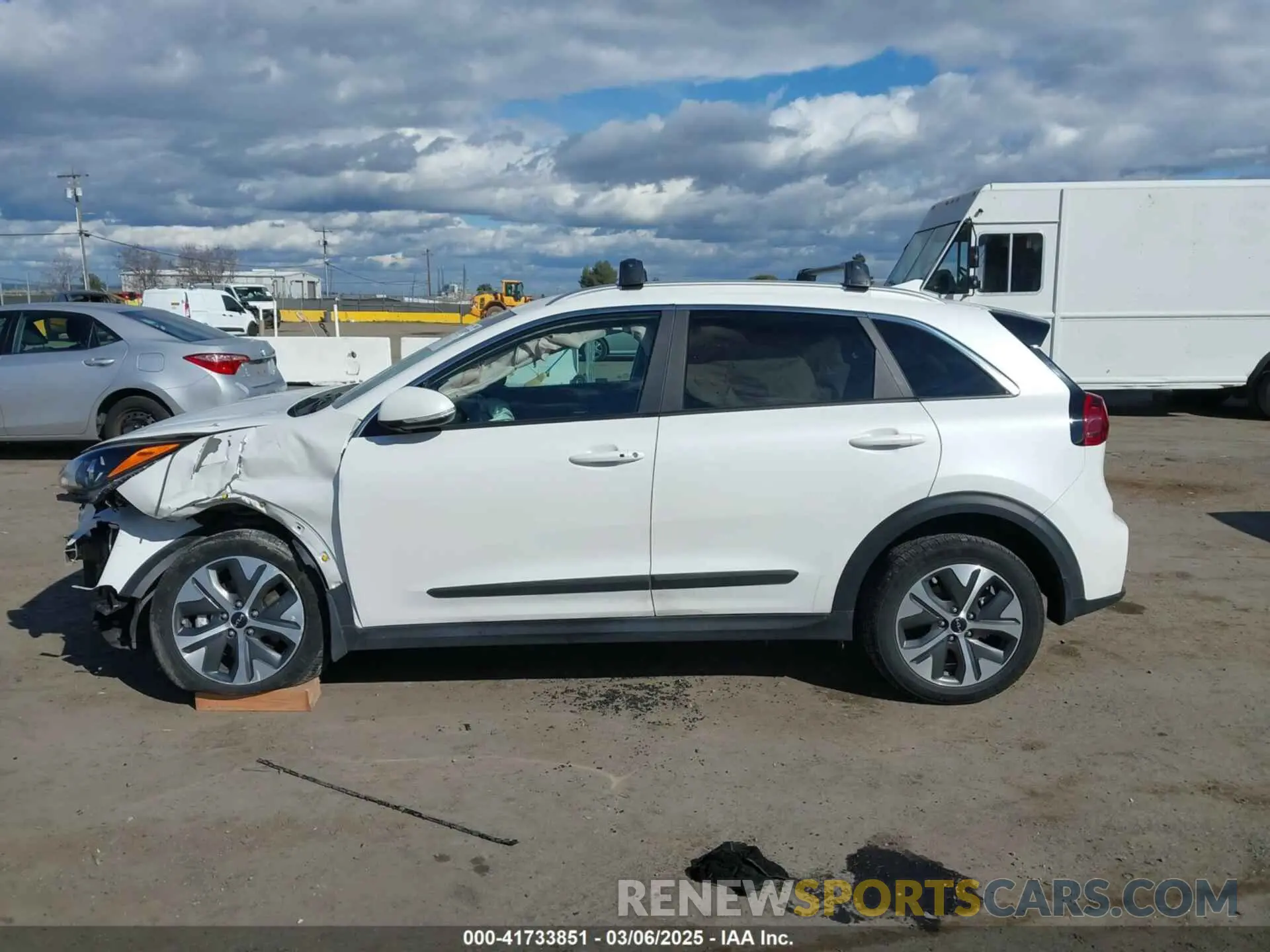 14 Photograph of a damaged car KNDCC3LGXN5142929 KIA NIRO EV 2022