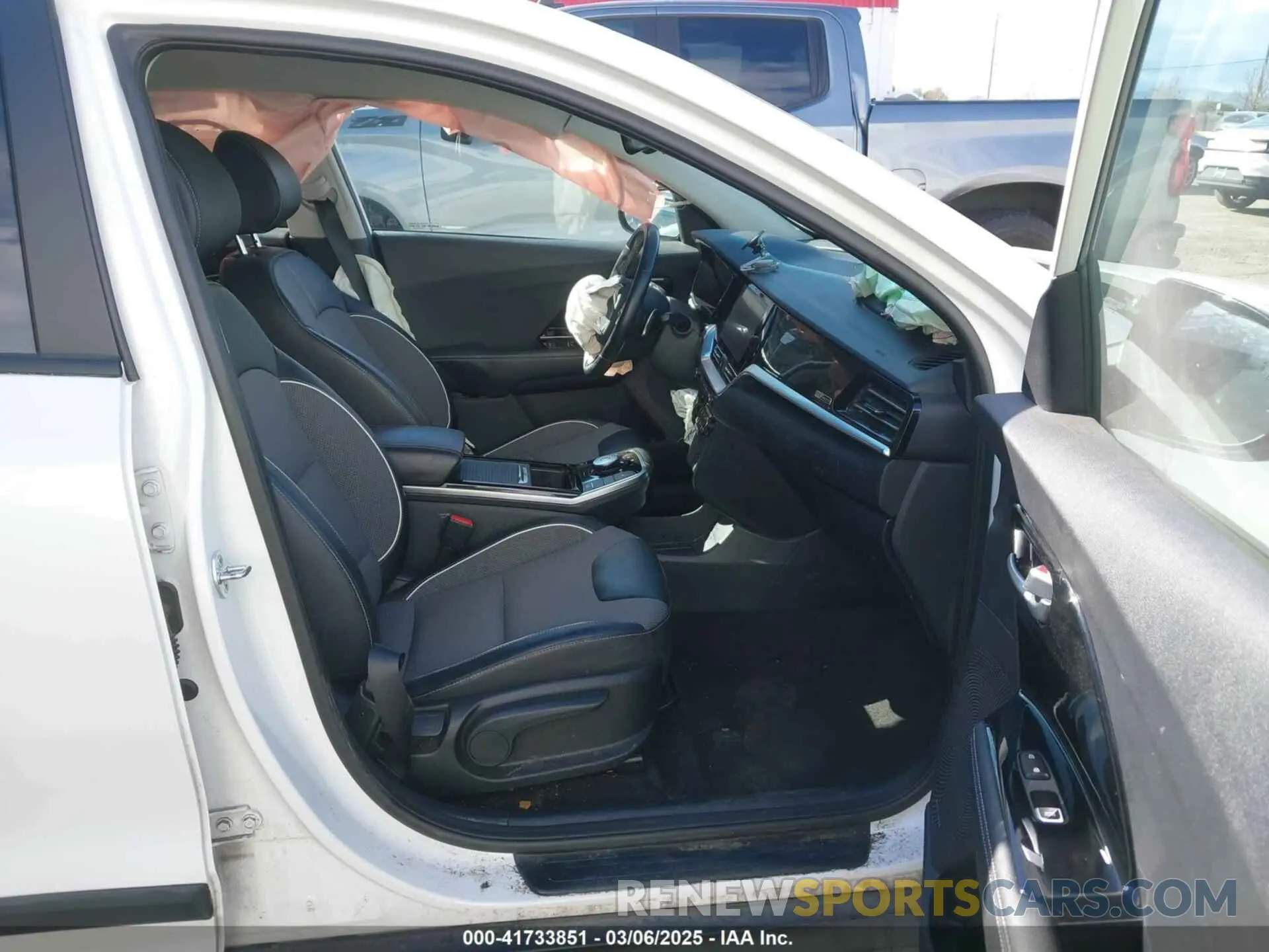 5 Photograph of a damaged car KNDCC3LGXN5142929 KIA NIRO EV 2022