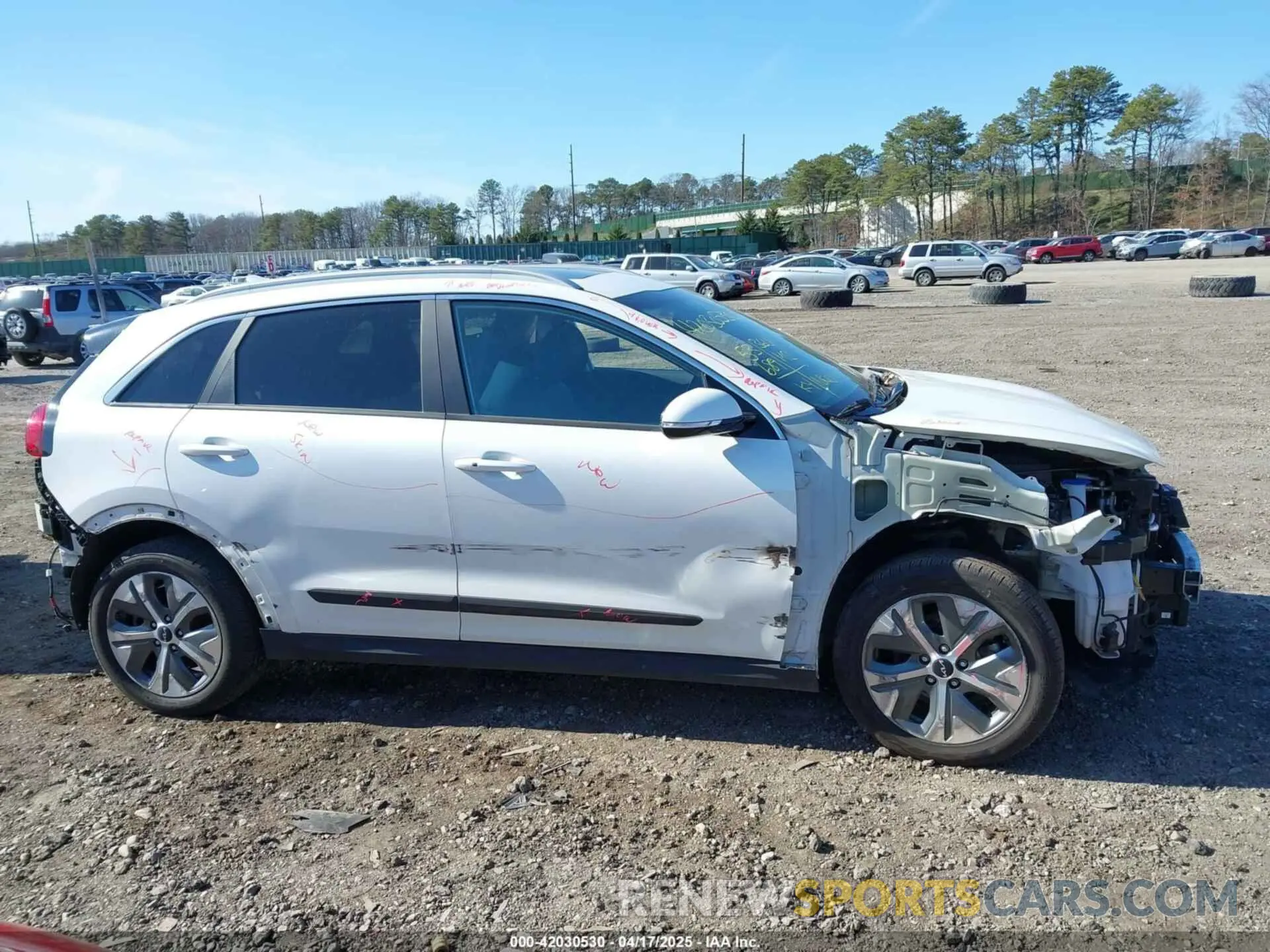 14 Photograph of a damaged car KNDCE3LG9N5146643 KIA NIRO EV 2022
