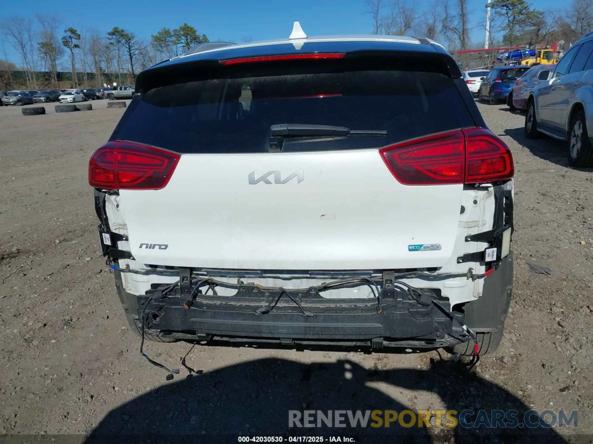 17 Photograph of a damaged car KNDCE3LG9N5146643 KIA NIRO EV 2022