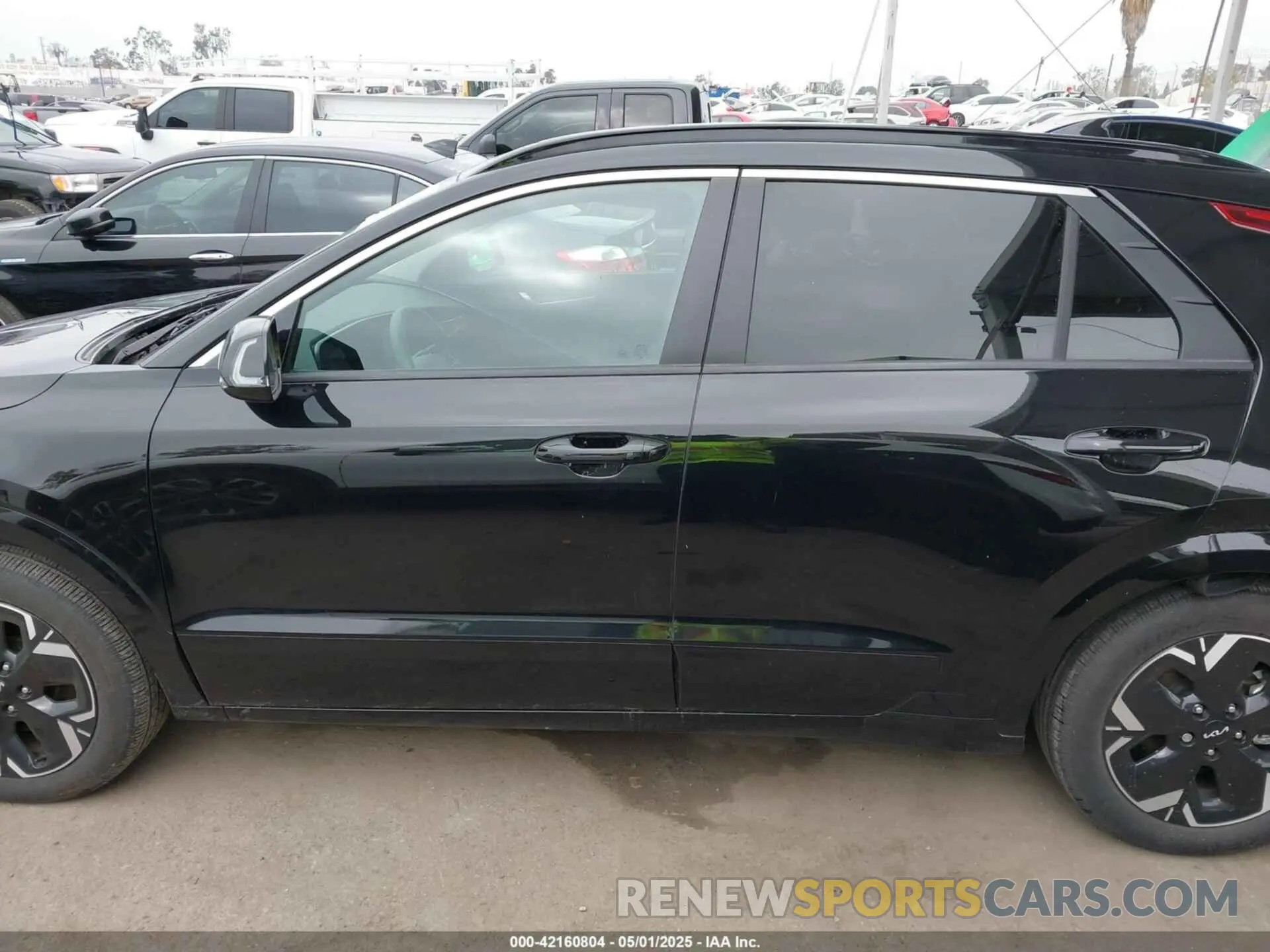 14 Photograph of a damaged car KNDCR3L1XP5038308 KIA NIRO EV 2023