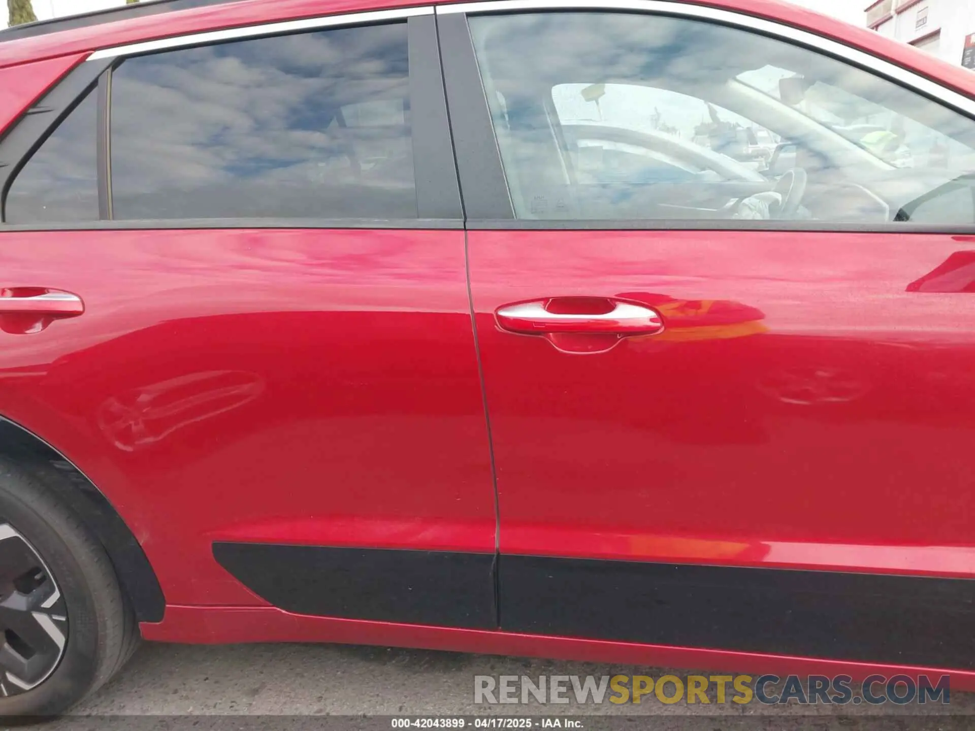 13 Photograph of a damaged car KNDCT3L15P5042588 KIA NIRO EV 2023