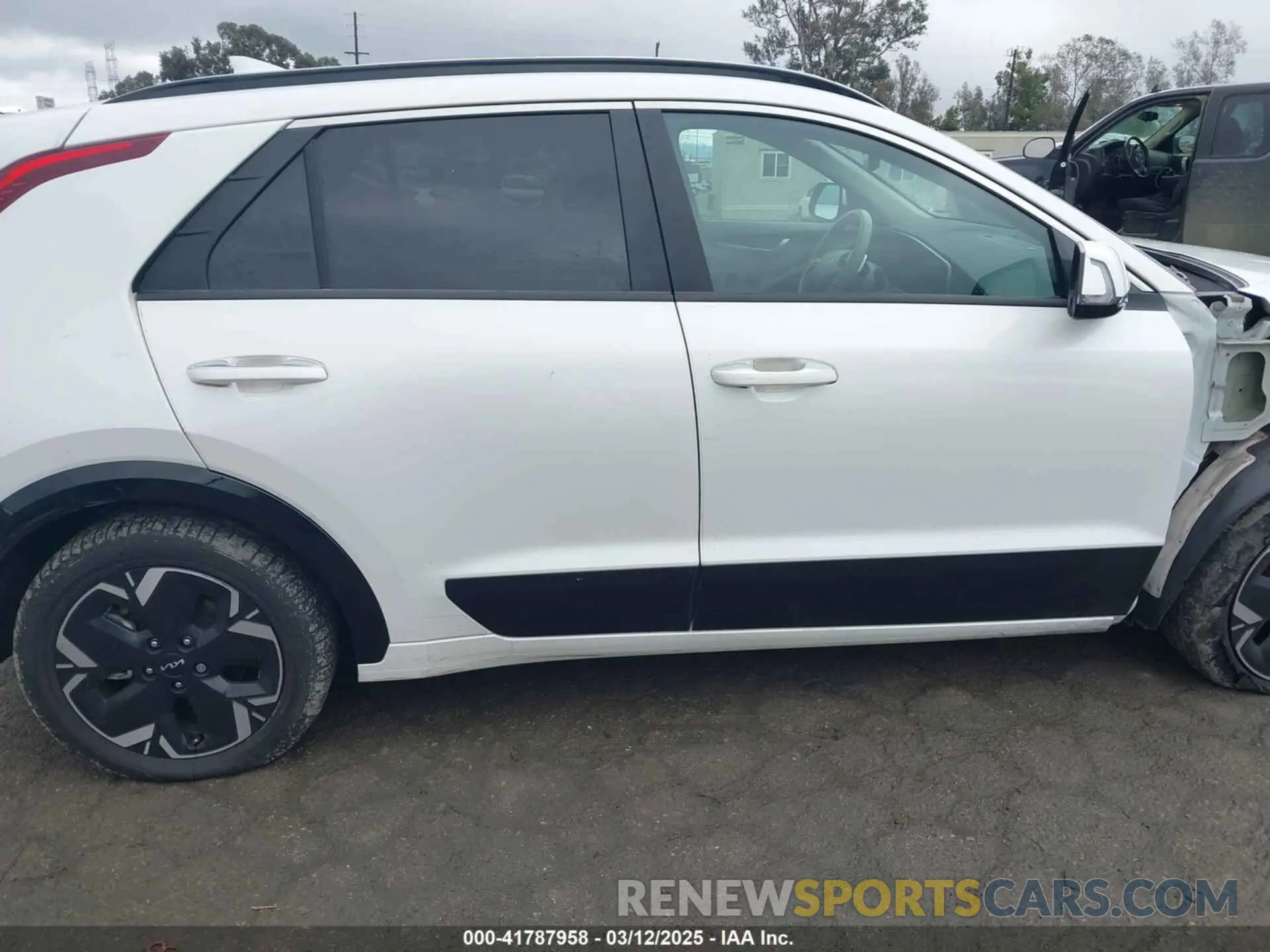 14 Photograph of a damaged car KNDCT3L1XP5068359 KIA NIRO EV 2023