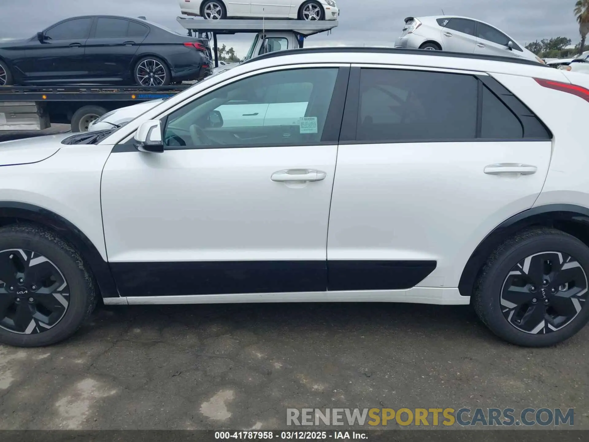 15 Photograph of a damaged car KNDCT3L1XP5068359 KIA NIRO EV 2023