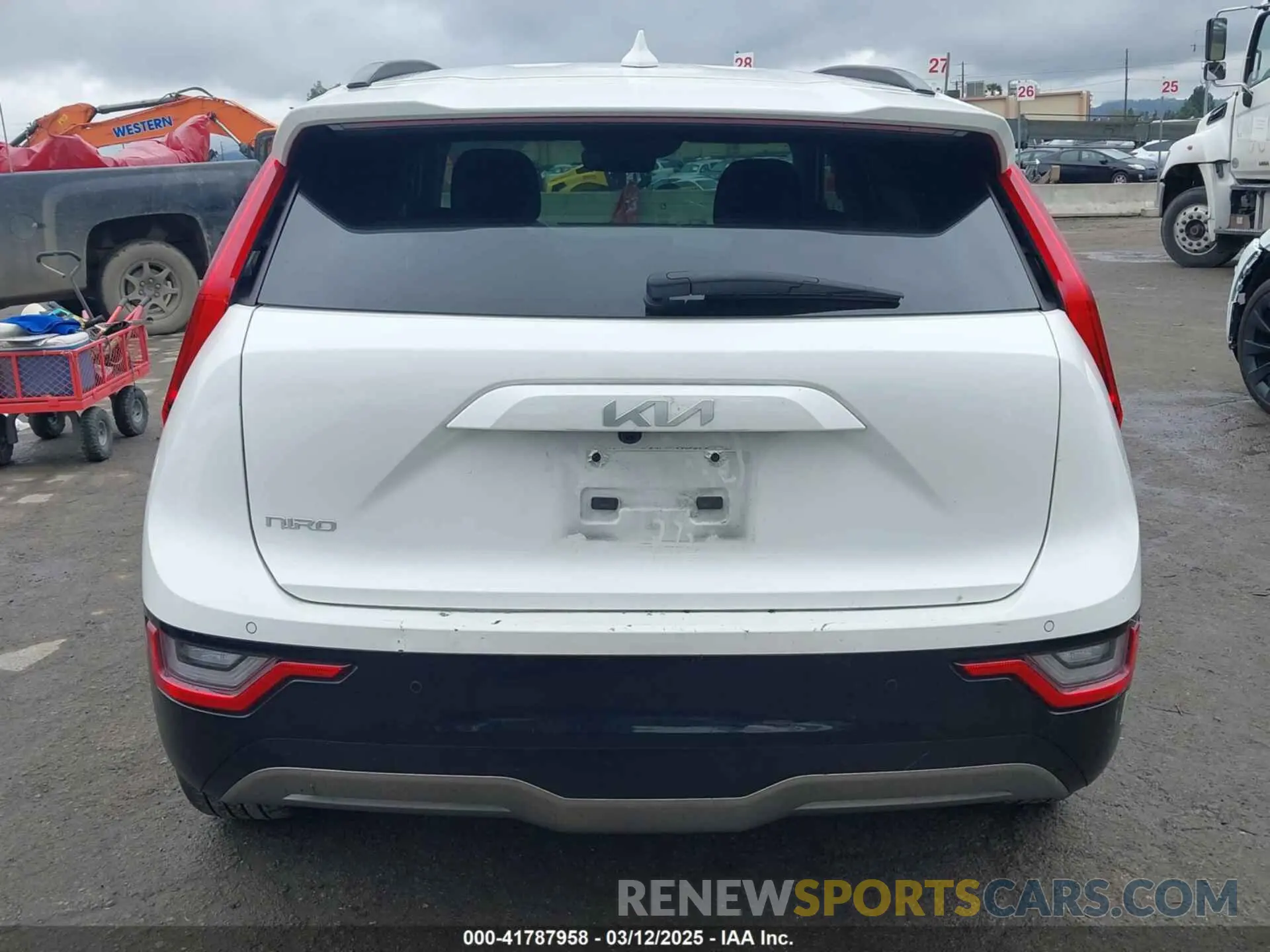 17 Photograph of a damaged car KNDCT3L1XP5068359 KIA NIRO EV 2023