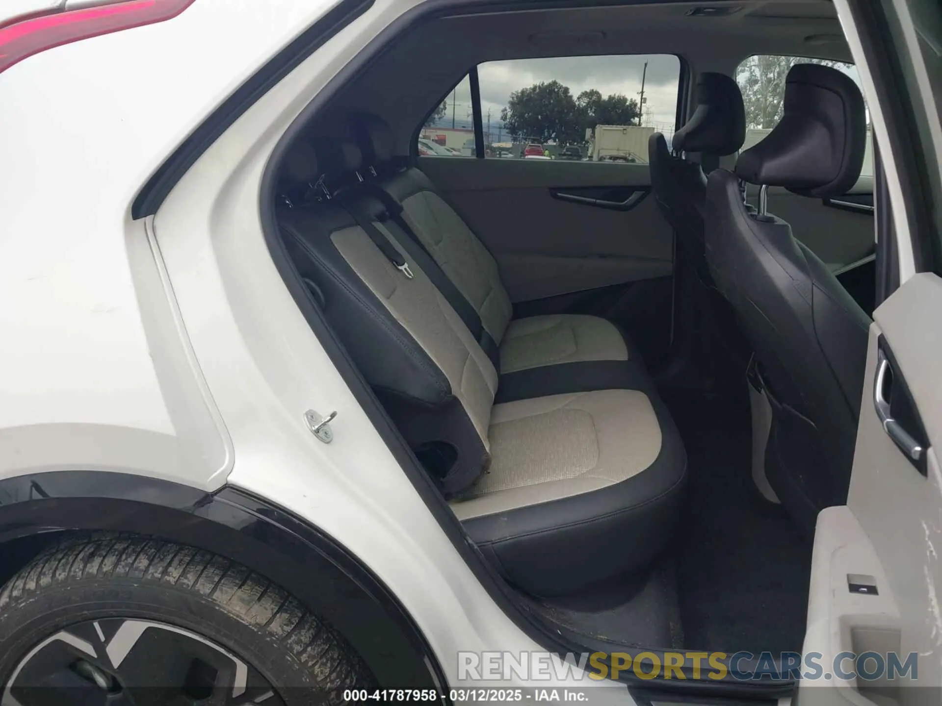 8 Photograph of a damaged car KNDCT3L1XP5068359 KIA NIRO EV 2023