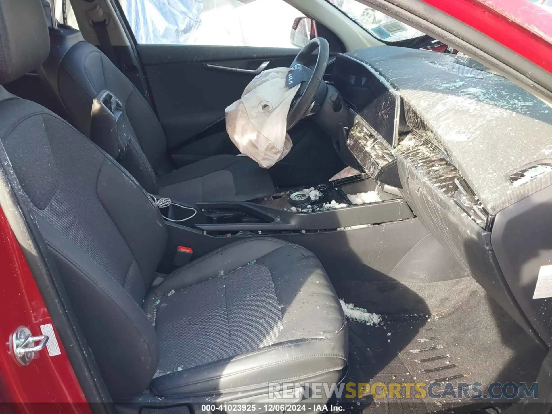 5 Photograph of a damaged car KNDCR3L19R5091214 KIA NIRO EV 2024