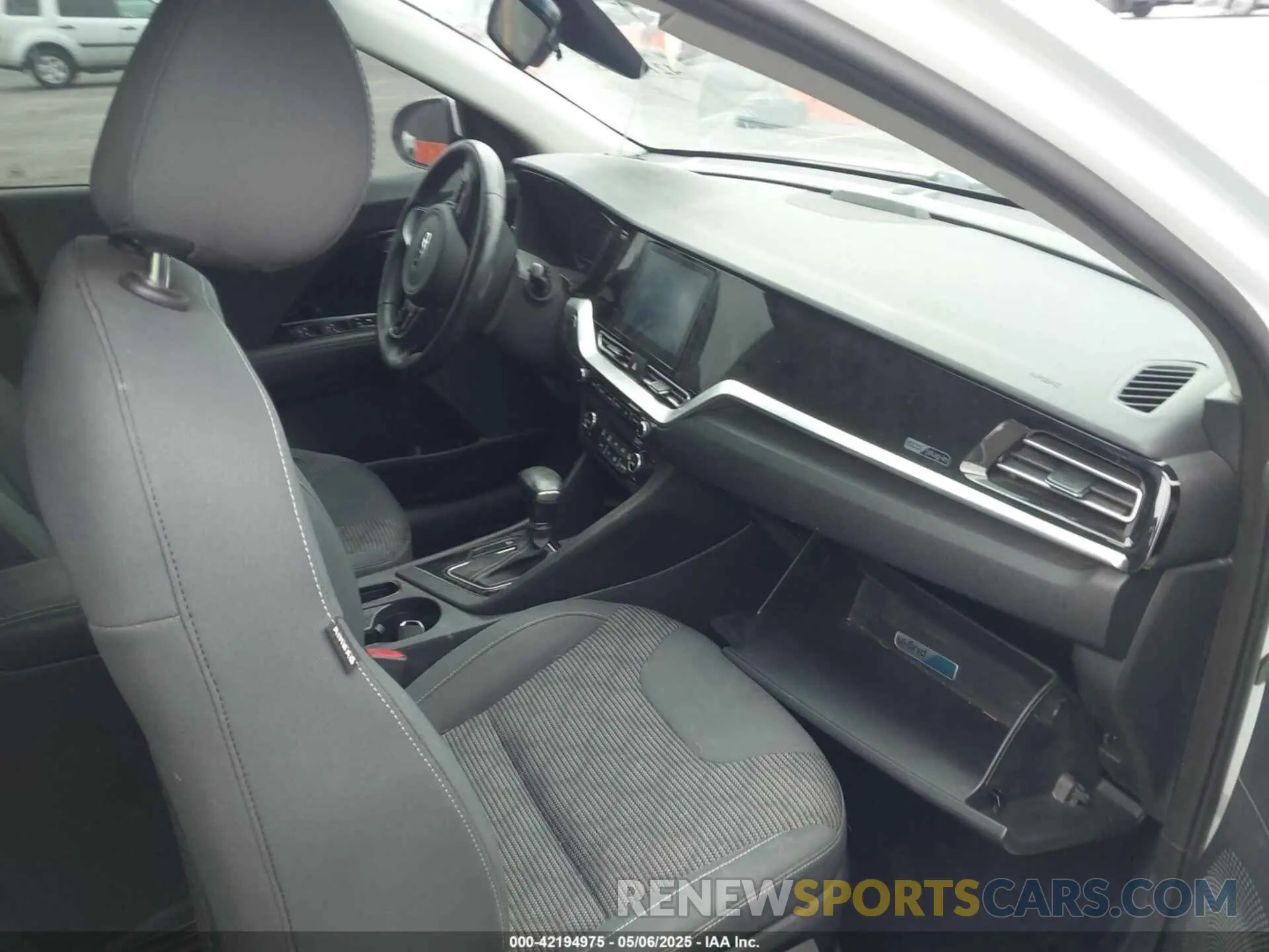 5 Photograph of a damaged car KNDCM3LD6L5403988 KIA NIRO PLUG-IN HYBRID 2020