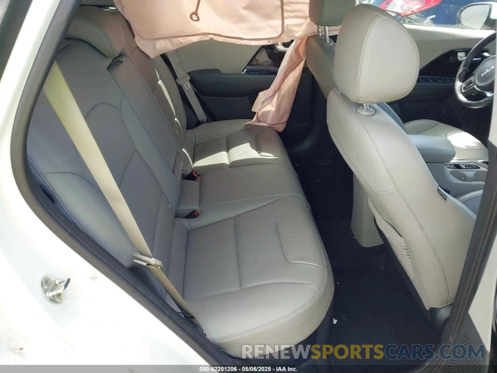 8 Photograph of a damaged car KNDCC3LD9N5504948 KIA NIRO PLUG-IN HYBRID 2022