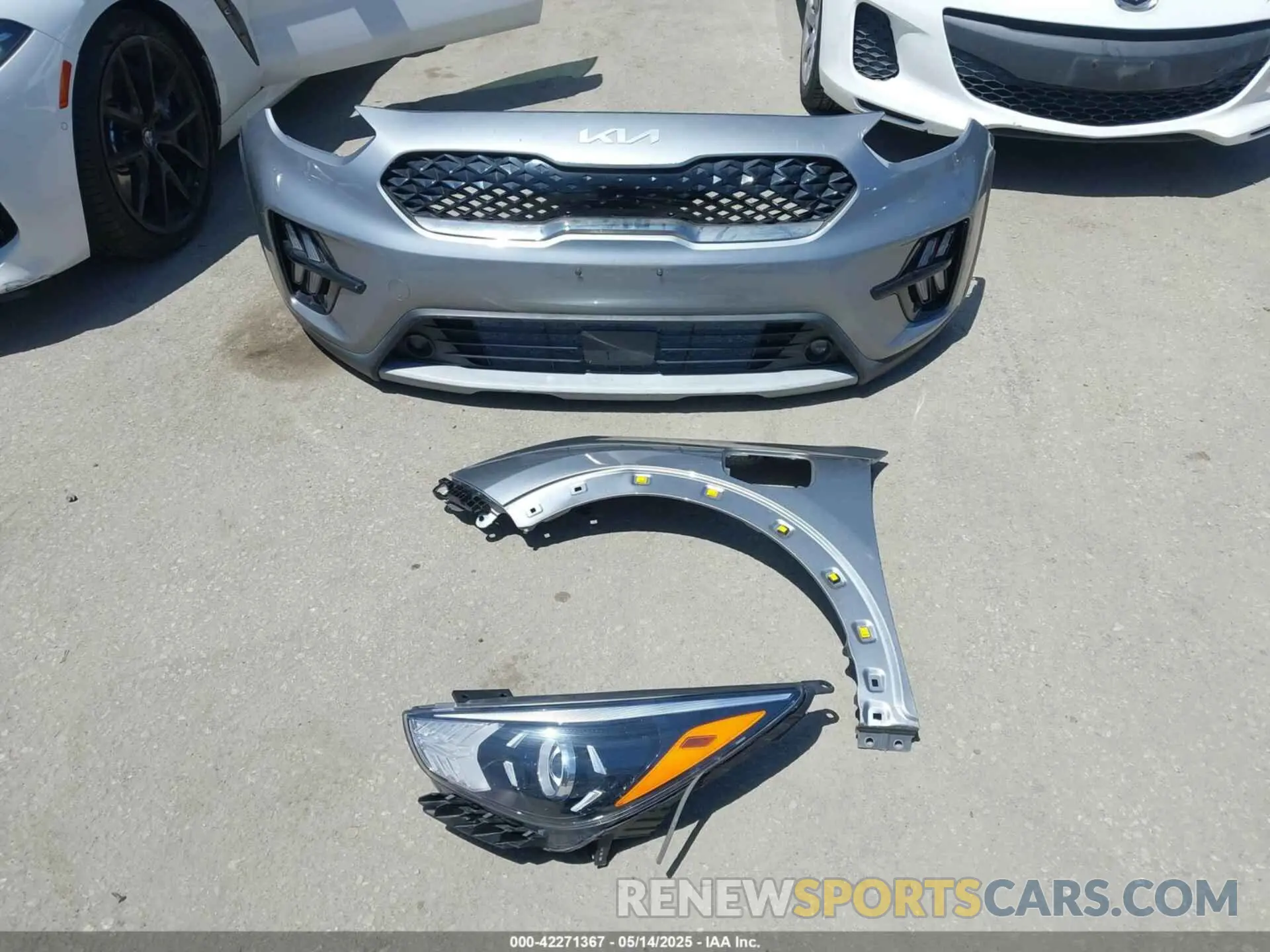 12 Photograph of a damaged car KNDCD3LD1N5498852 KIA NIRO PLUG-IN HYBRID 2022