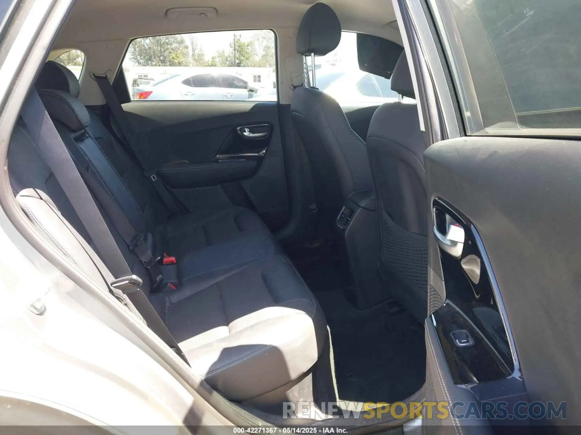 8 Photograph of a damaged car KNDCD3LD1N5498852 KIA NIRO PLUG-IN HYBRID 2022