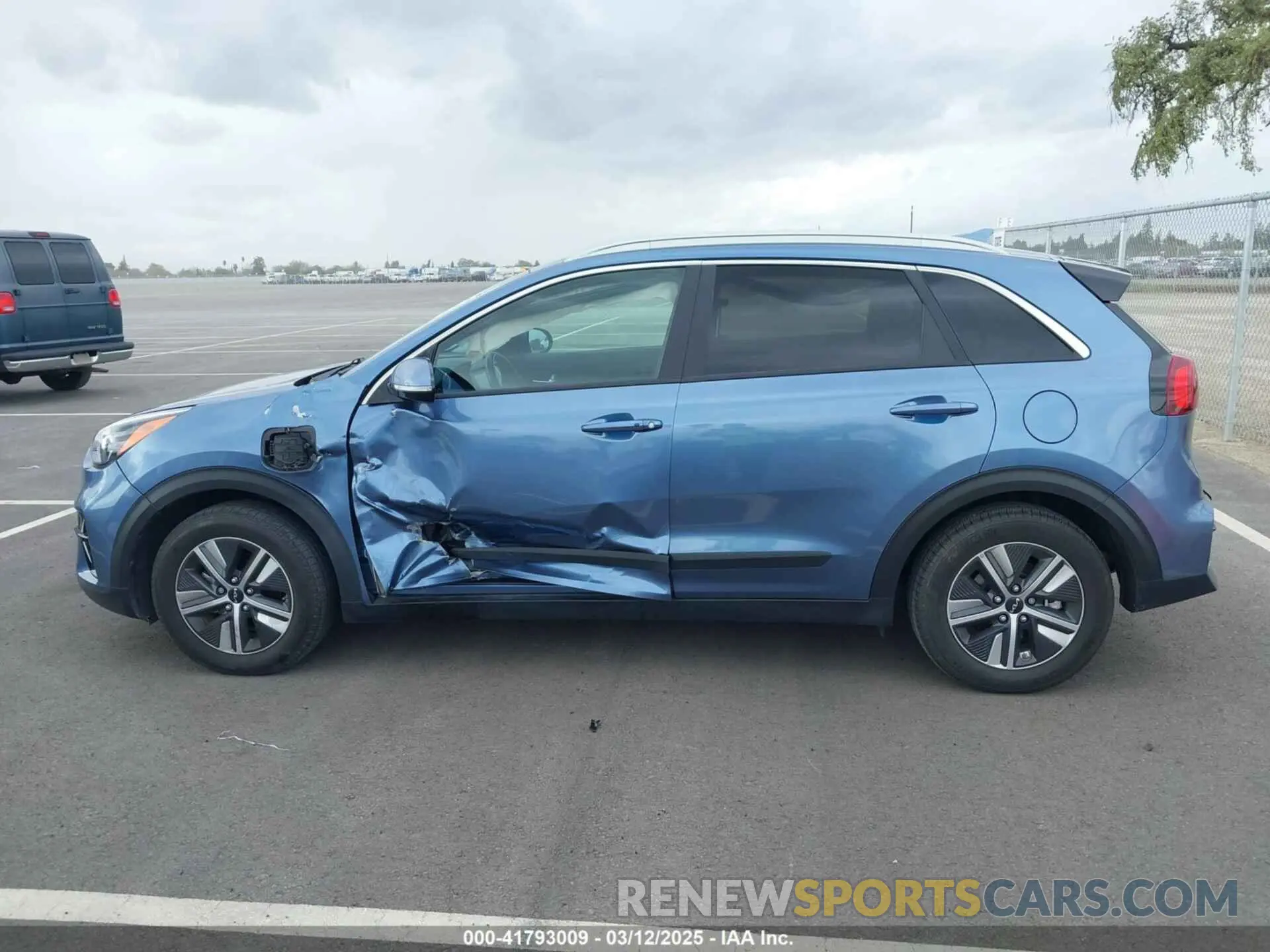 14 Photograph of a damaged car KNDCD3LD3N5520866 KIA NIRO PLUG-IN HYBRID 2022