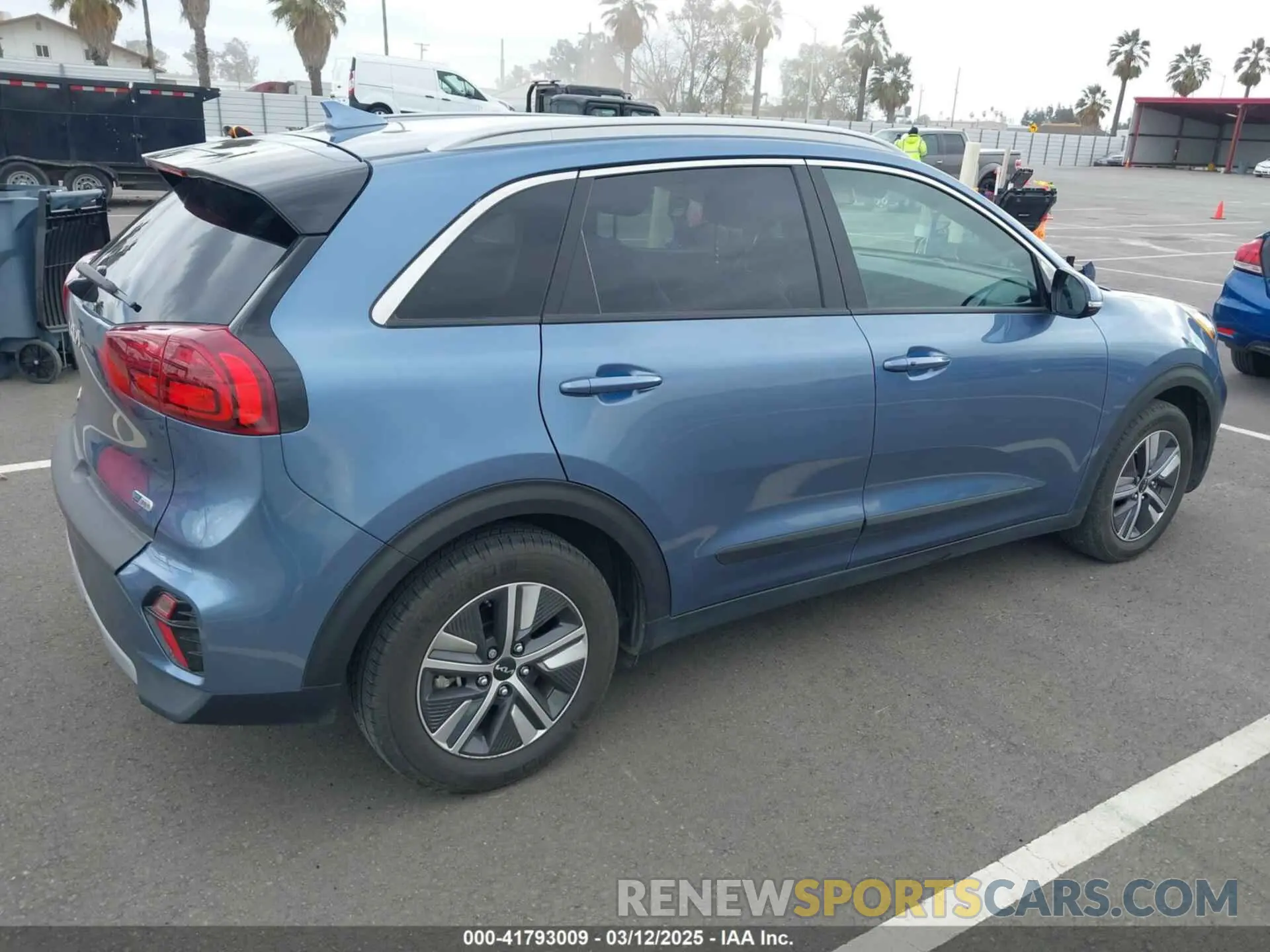 4 Photograph of a damaged car KNDCD3LD3N5520866 KIA NIRO PLUG-IN HYBRID 2022
