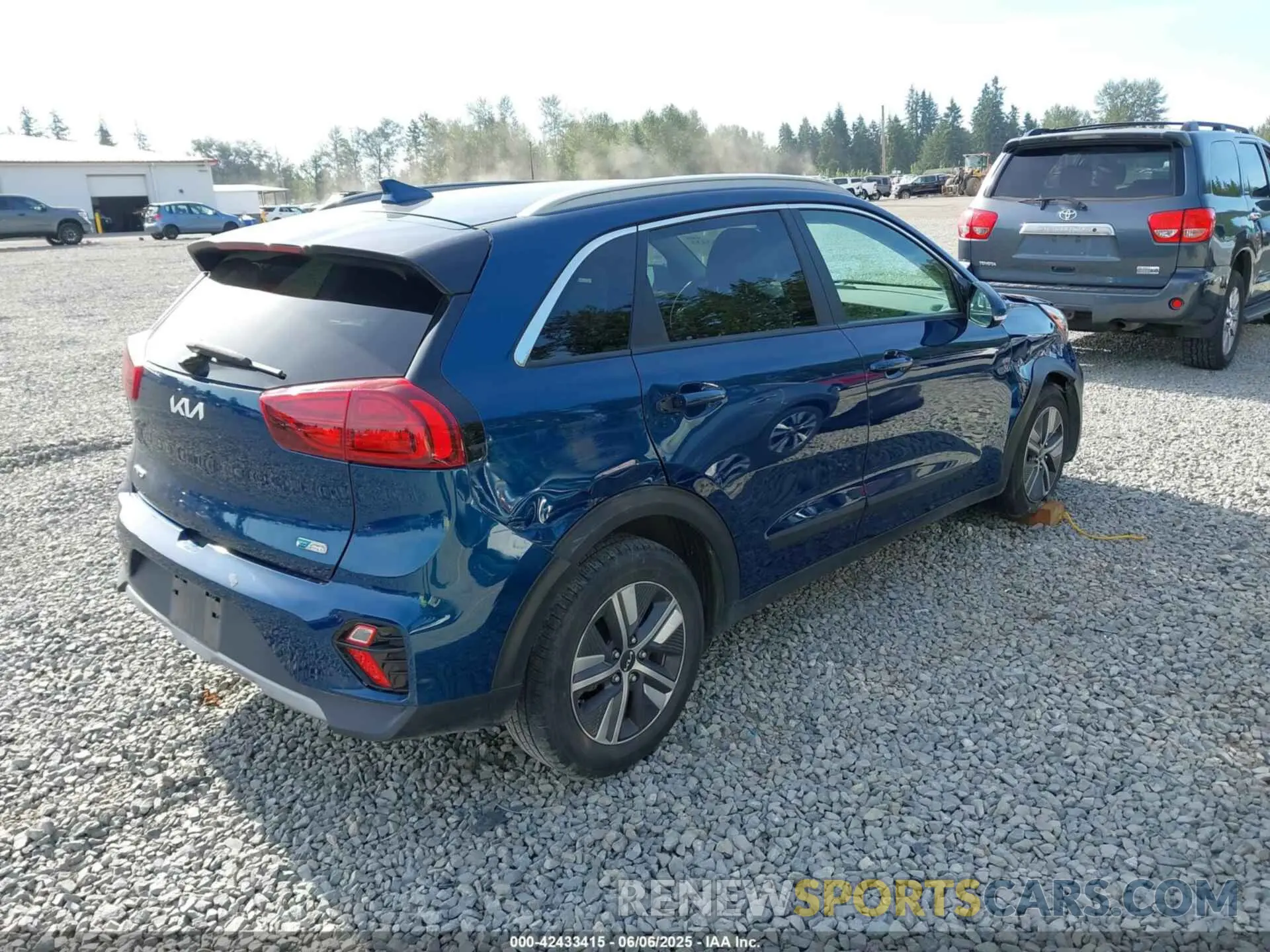4 Photograph of a damaged car KNDCD3LD8N5530549 KIA NIRO PLUG-IN HYBRID 2022