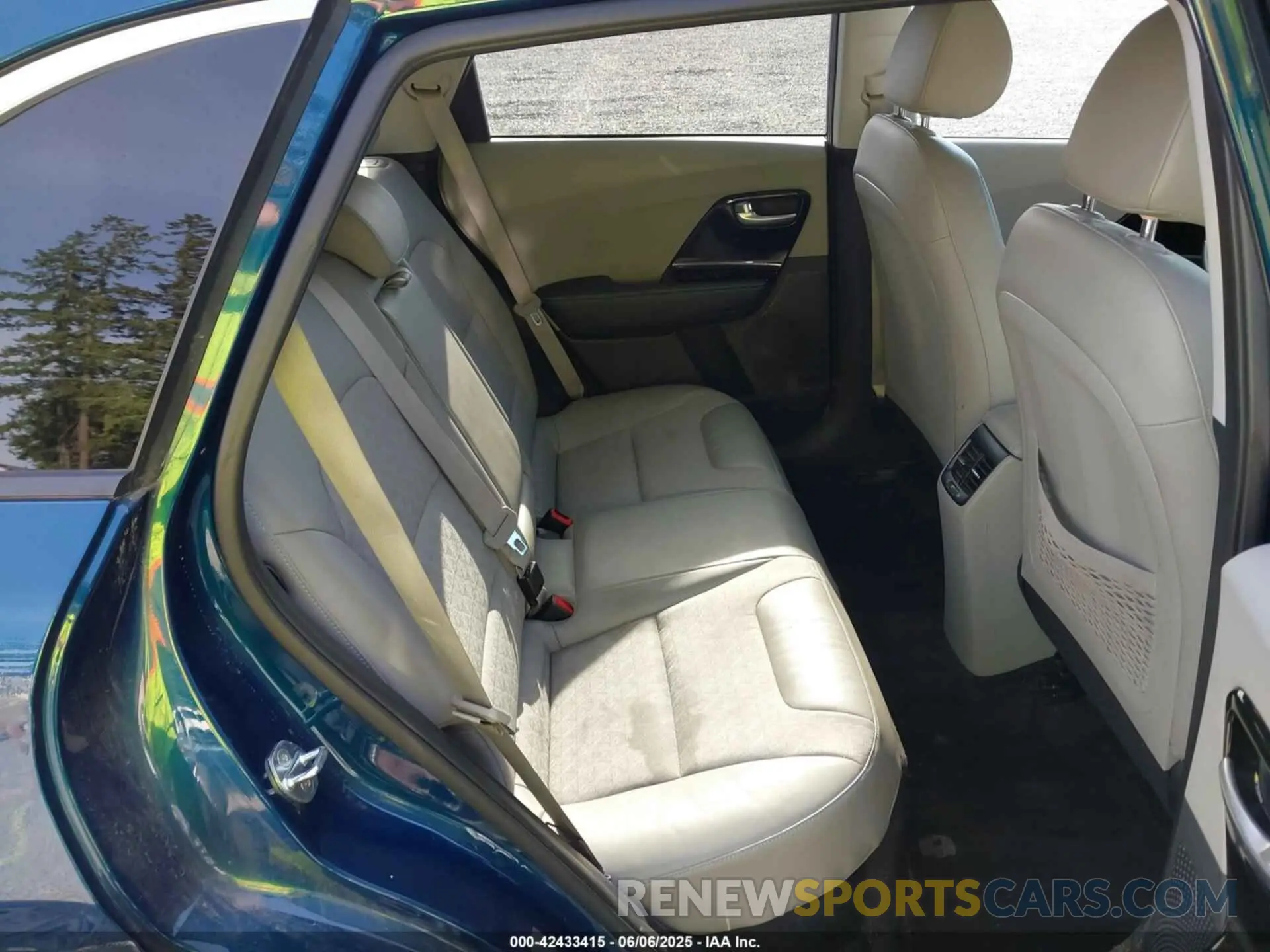 8 Photograph of a damaged car KNDCD3LD8N5530549 KIA NIRO PLUG-IN HYBRID 2022